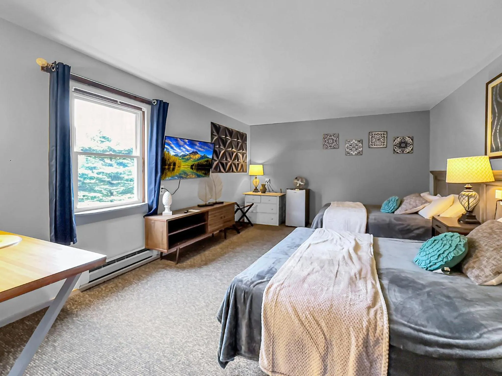 Photo of the whole room, Bed in Timberline Lodge