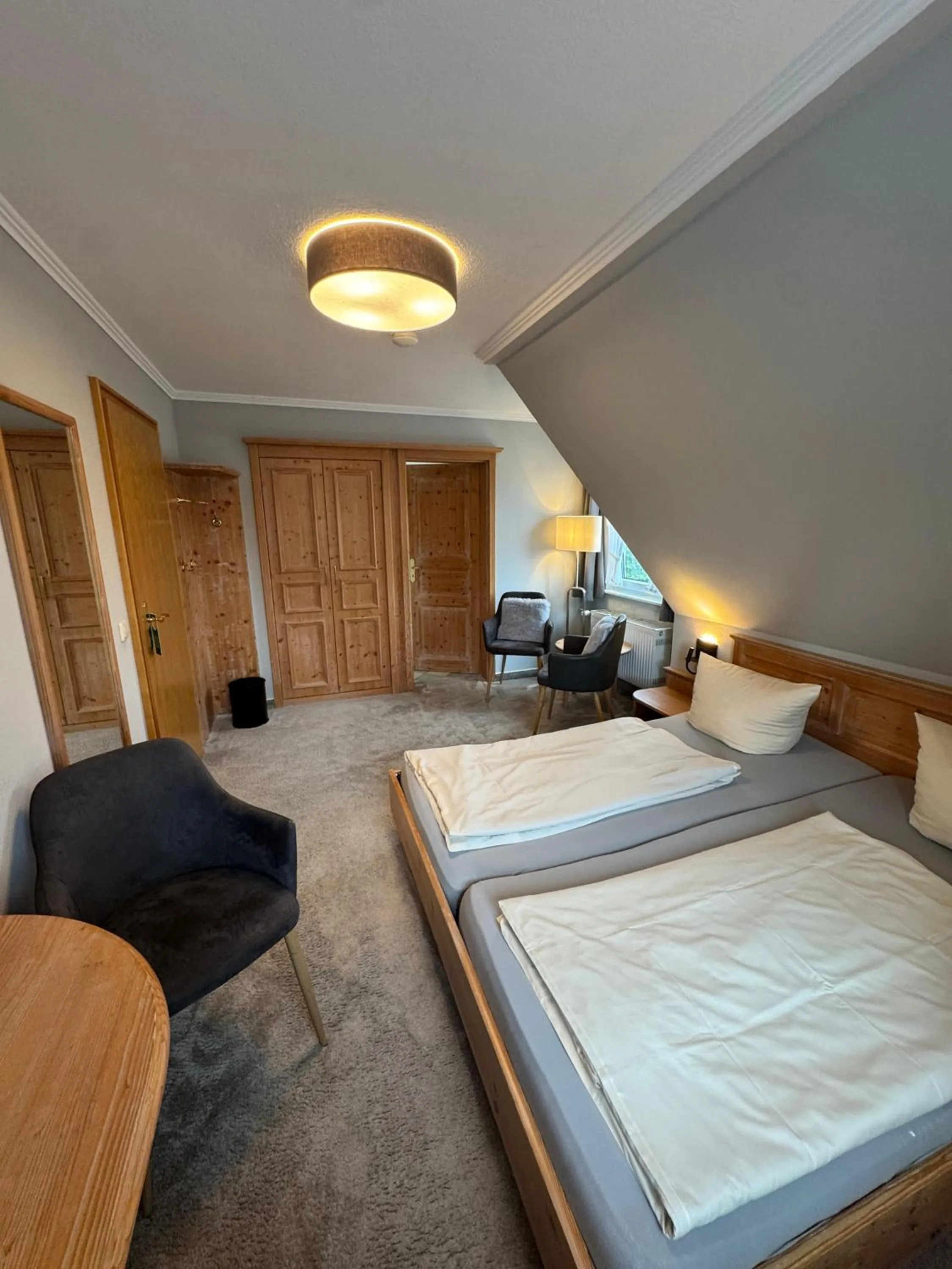 Photo of the whole room, Bed in Engemann Kurve