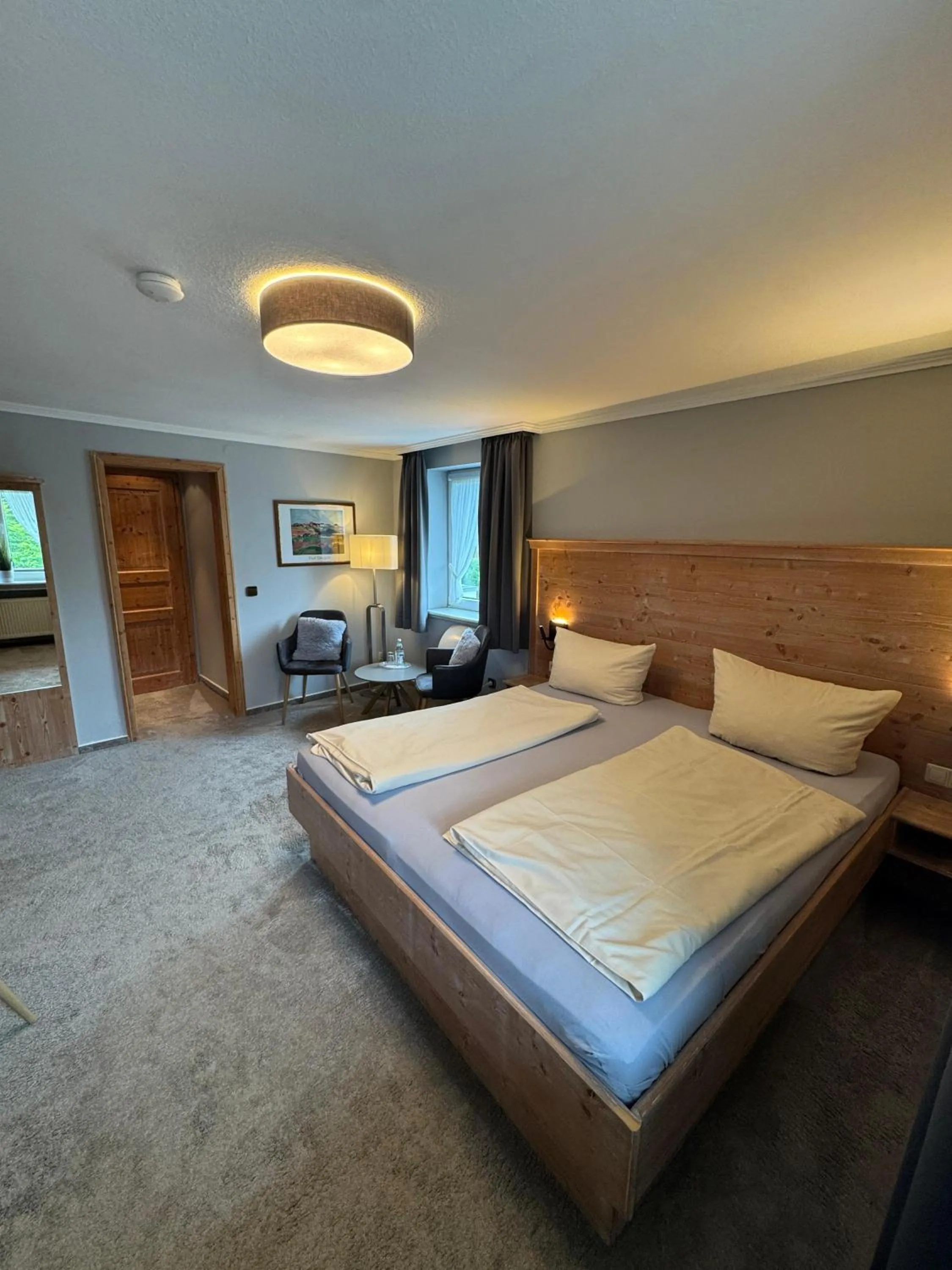 Photo of the whole room, Bed in Engemann Kurve