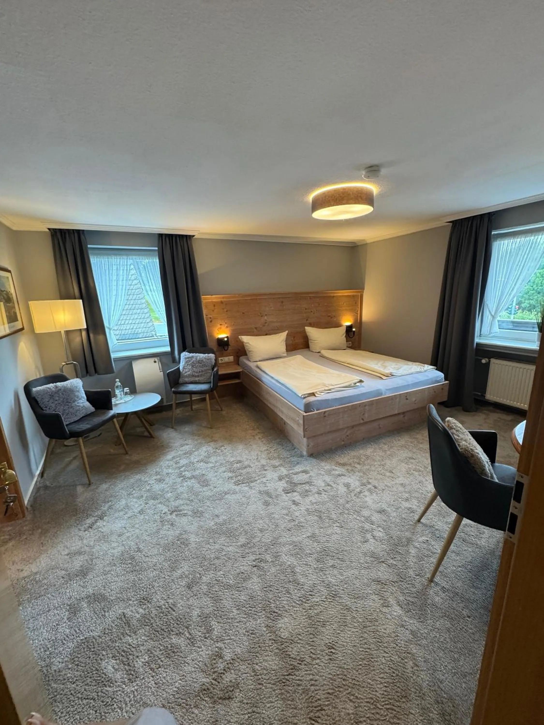 Photo of the whole room, Bed in Engemann Kurve