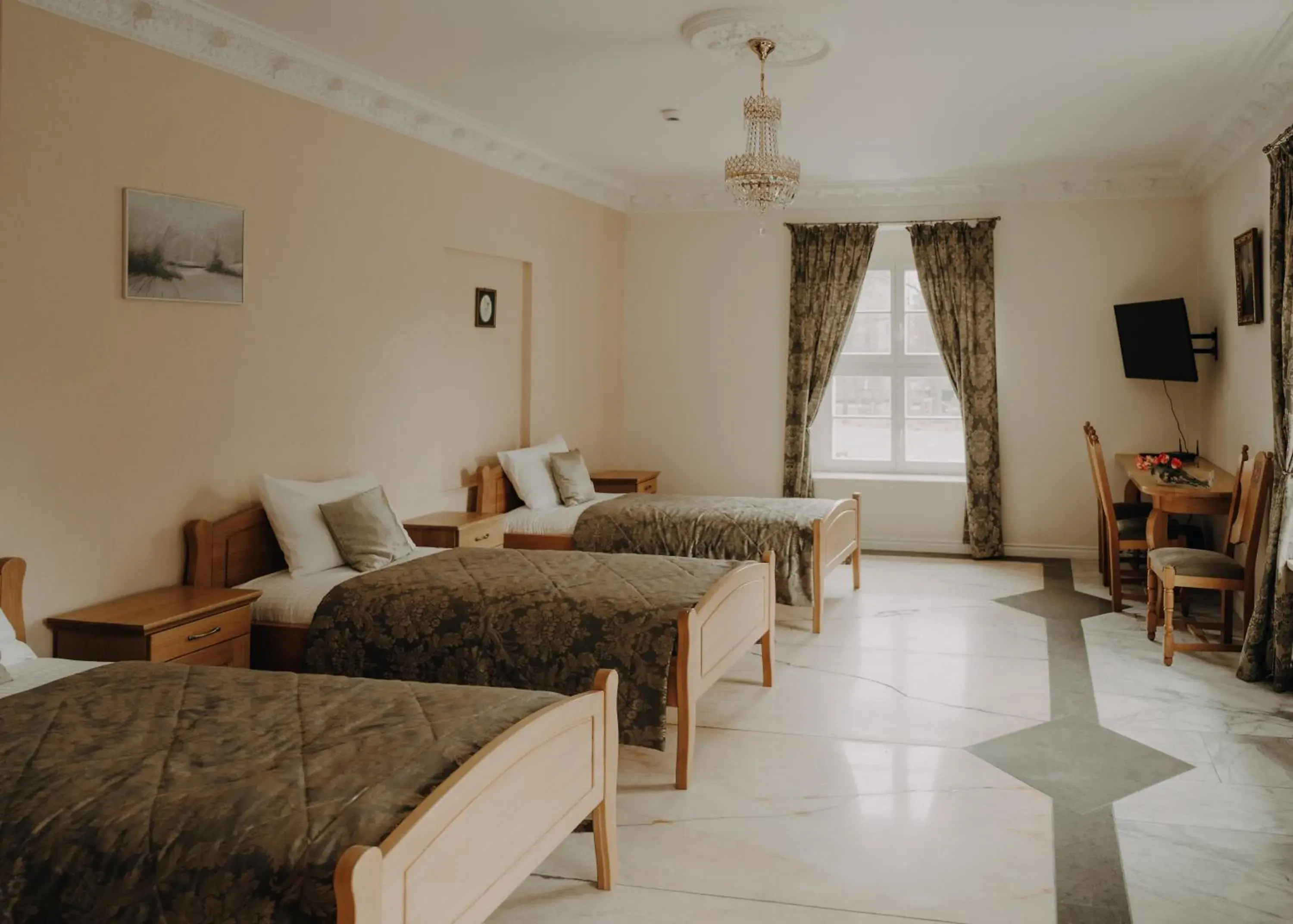 Triple Room with Bath in Pałac Bogaczów - noclegi - restauracja - przyjęcia Triple Room with Bath in Pałac Bogaczów - noclegi - restauracja - przyjęcia