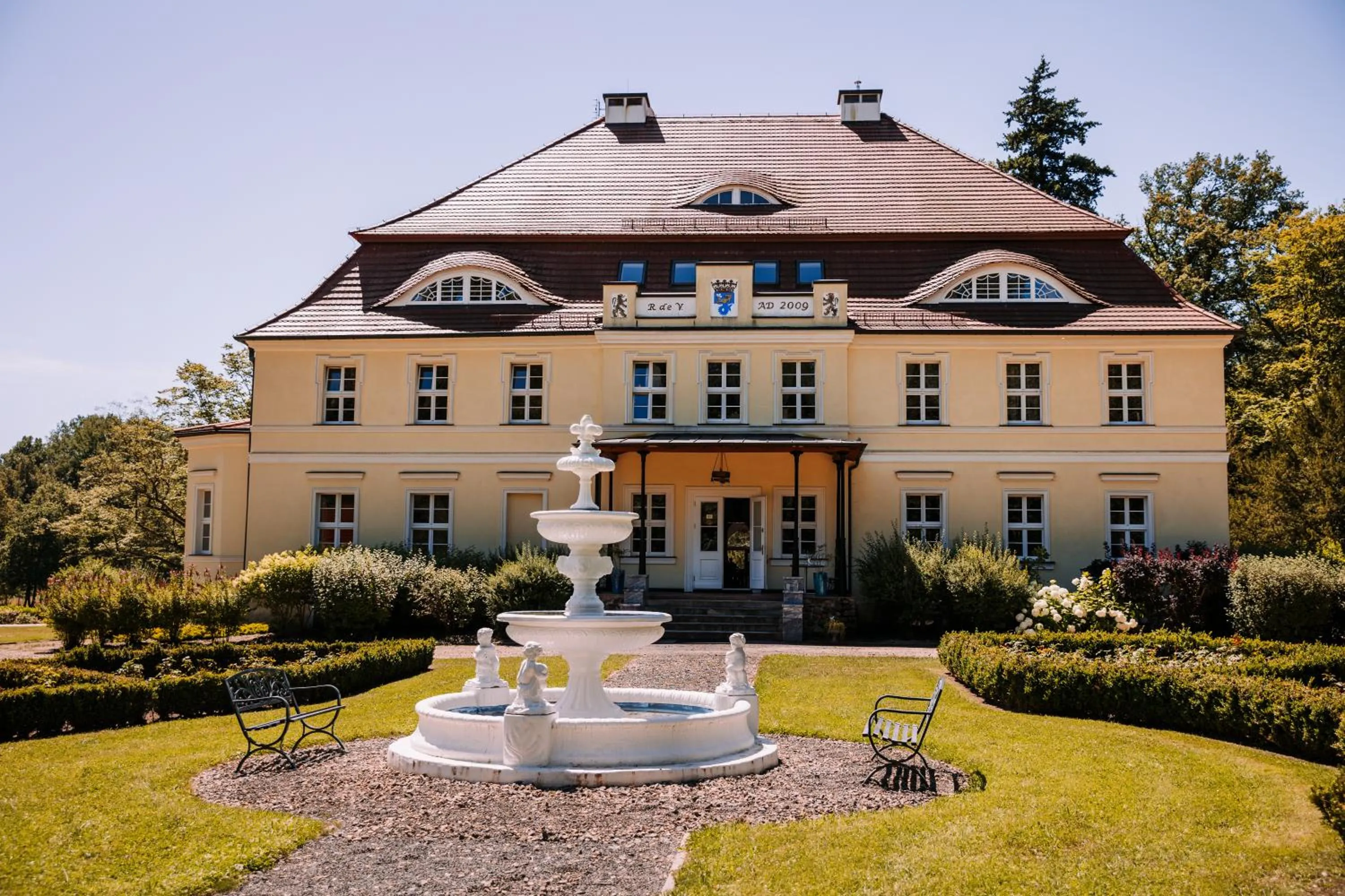 Pałac Bogaczów - noclegi - restauracja - przyjęcia