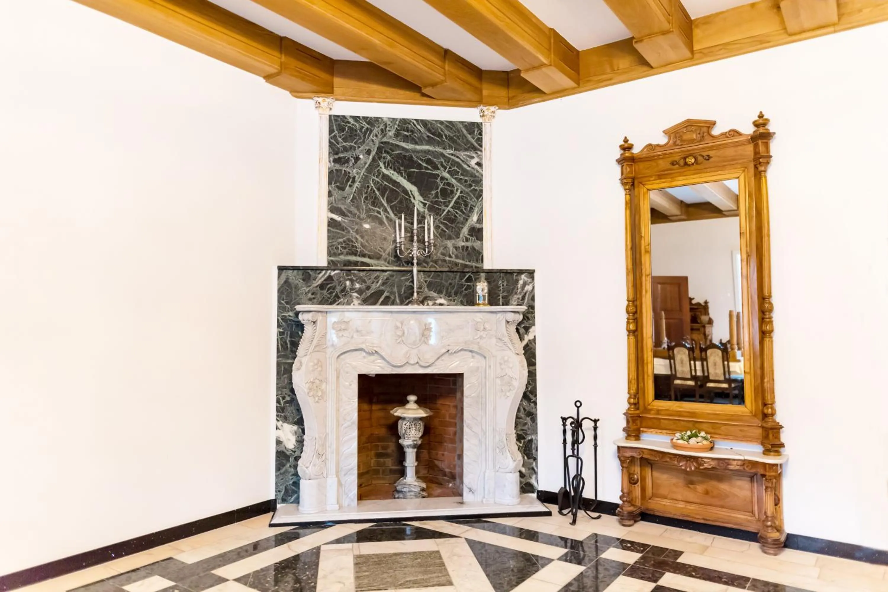 flat iron in Pałac Bogaczów - noclegi - restauracja - przyjęcia