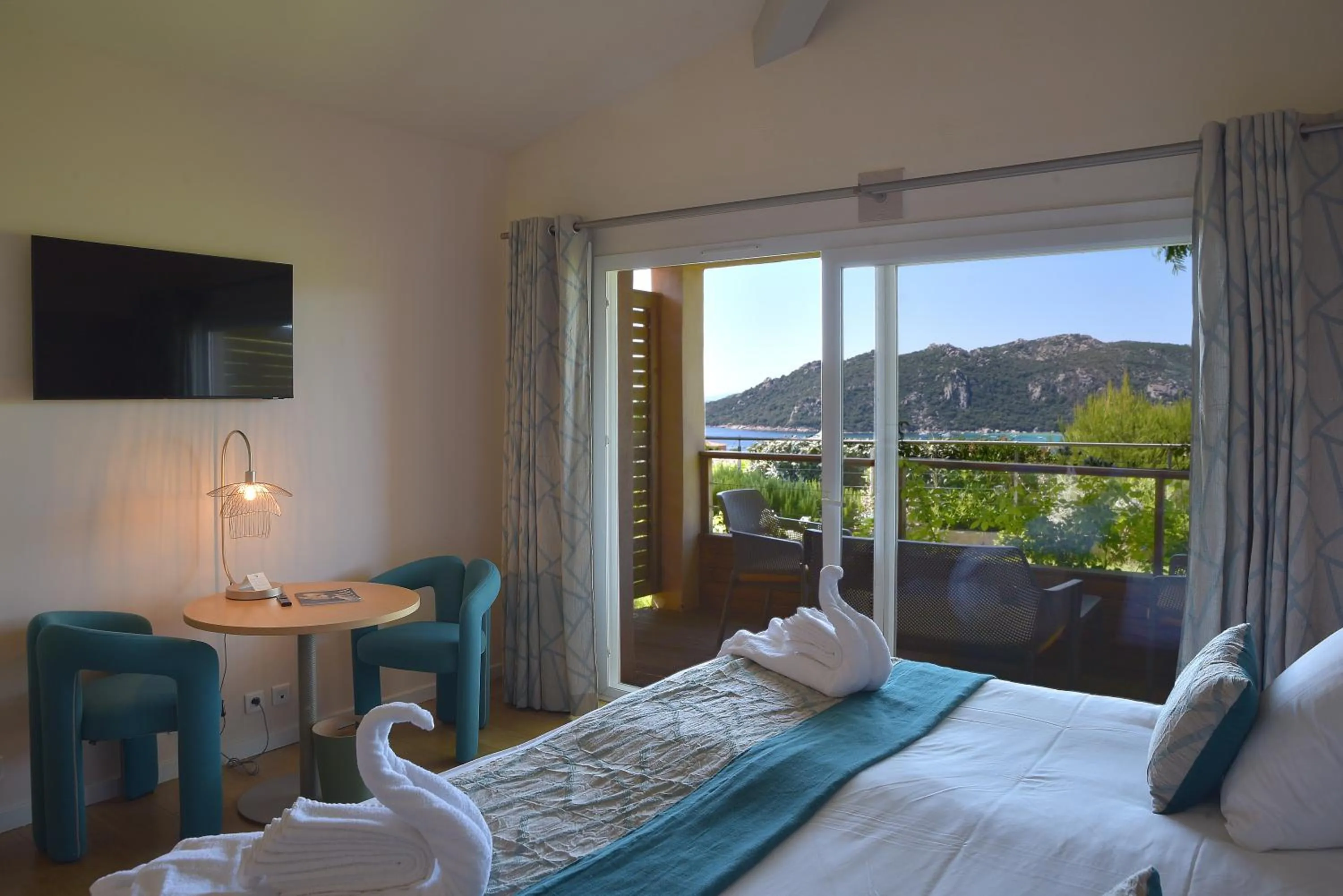 View (from property/room), Bed in Hôtel Alivi Di Santa Giulia