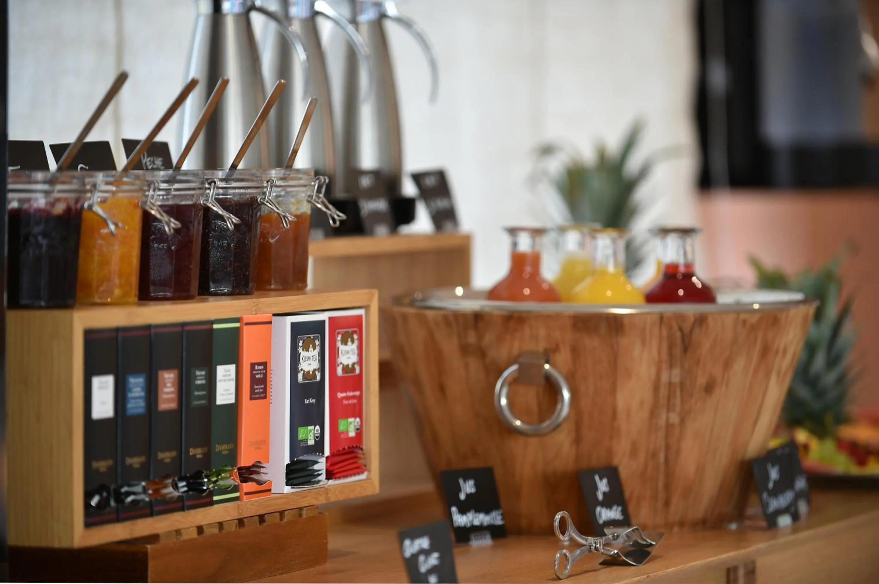 Food and drinks in Hôtel Alivi Di Santa Giulia