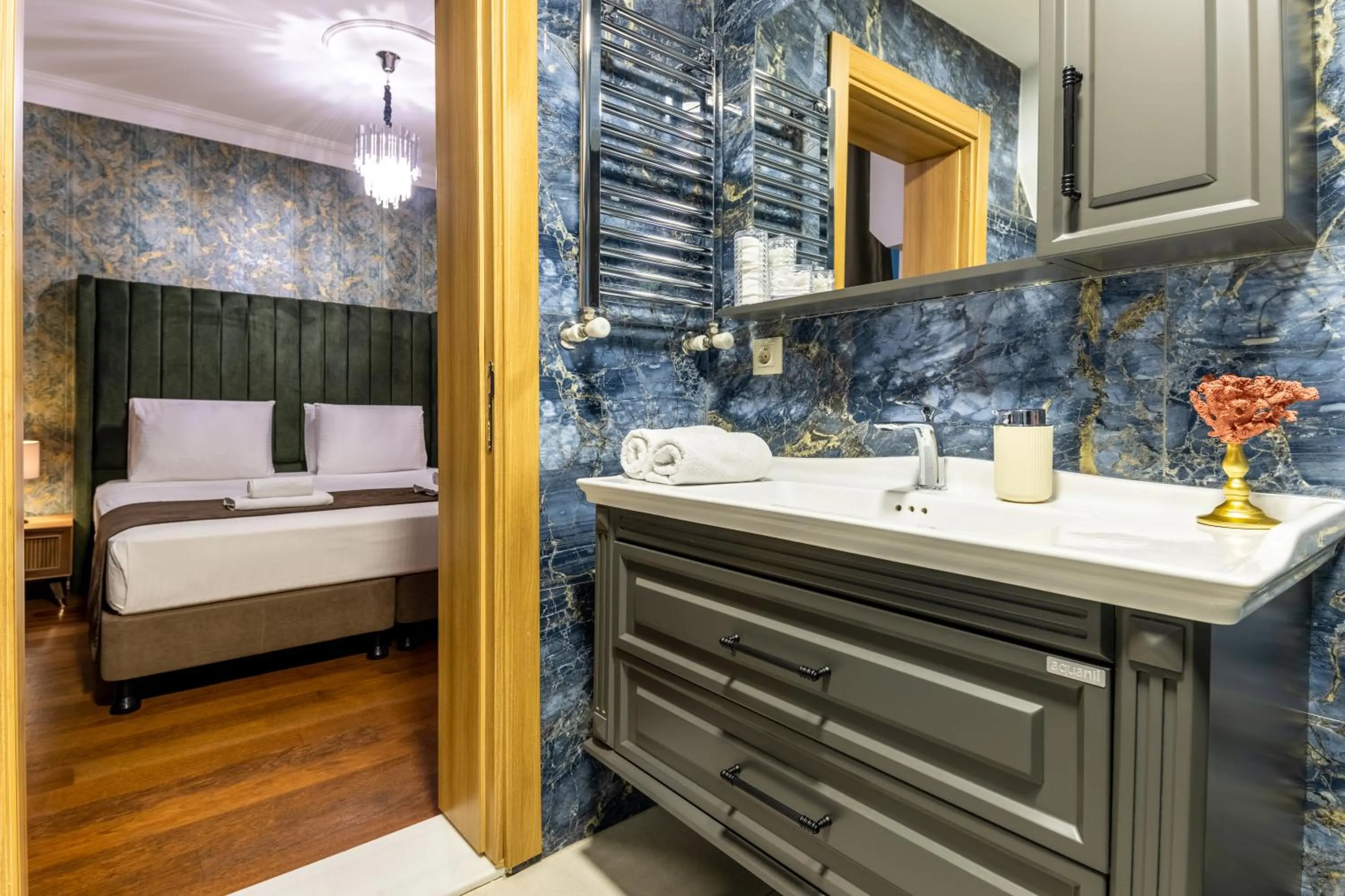 Toilet, Bed in BayMari Suites Plus Florya