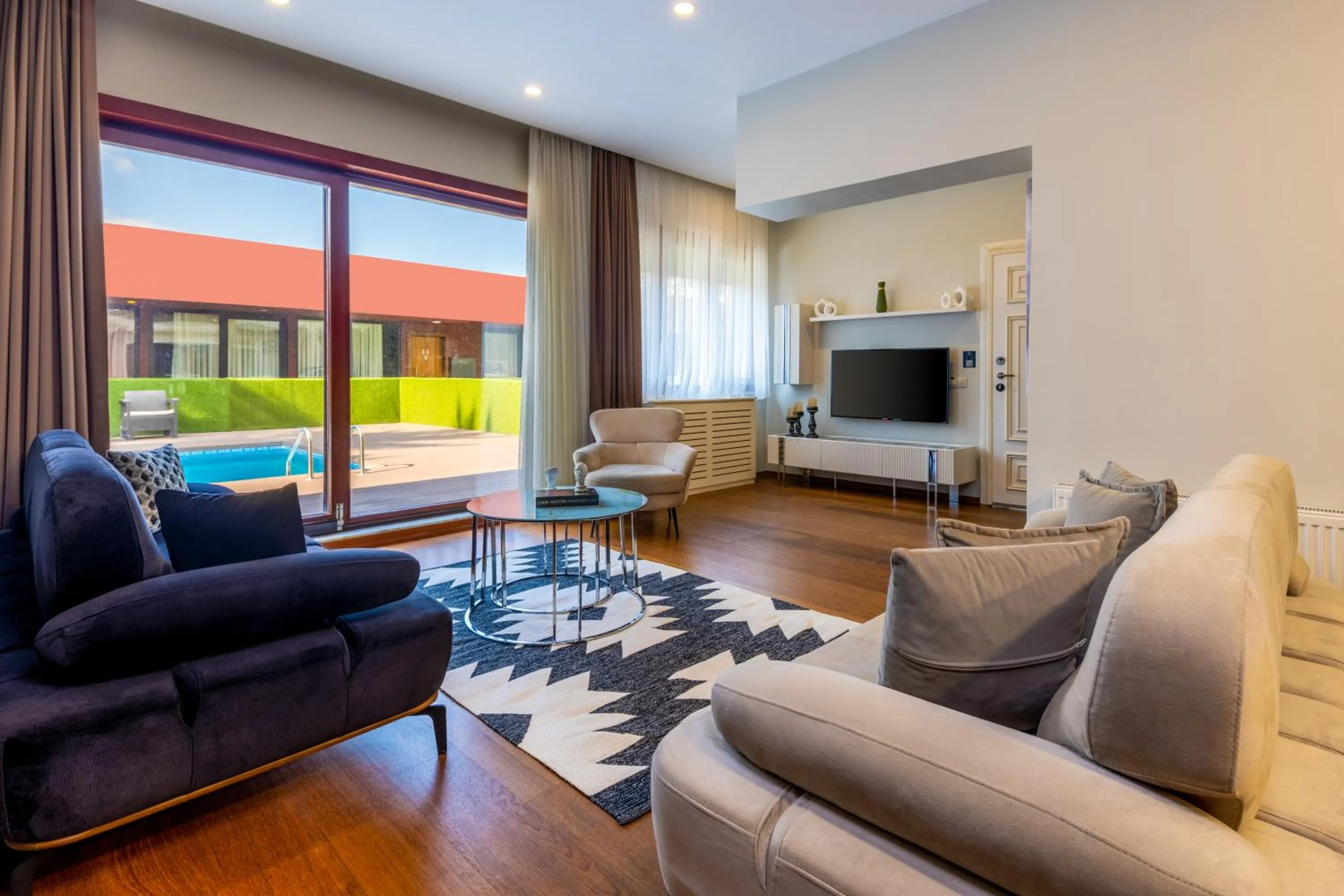 Communal lounge/ TV room in BayMari Suites Plus Florya