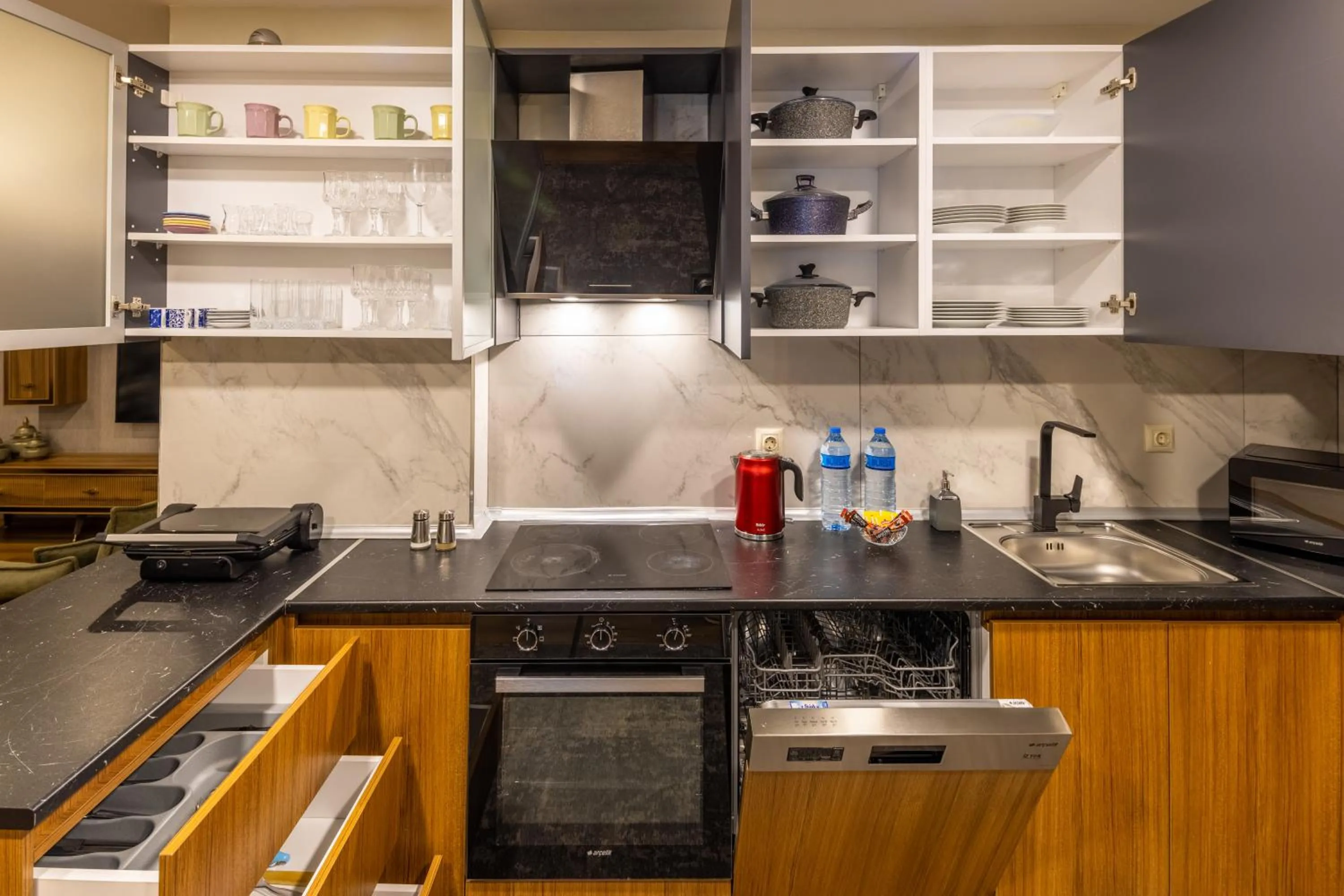 Kitchen or kitchenette in BayMari Suites Plus Florya