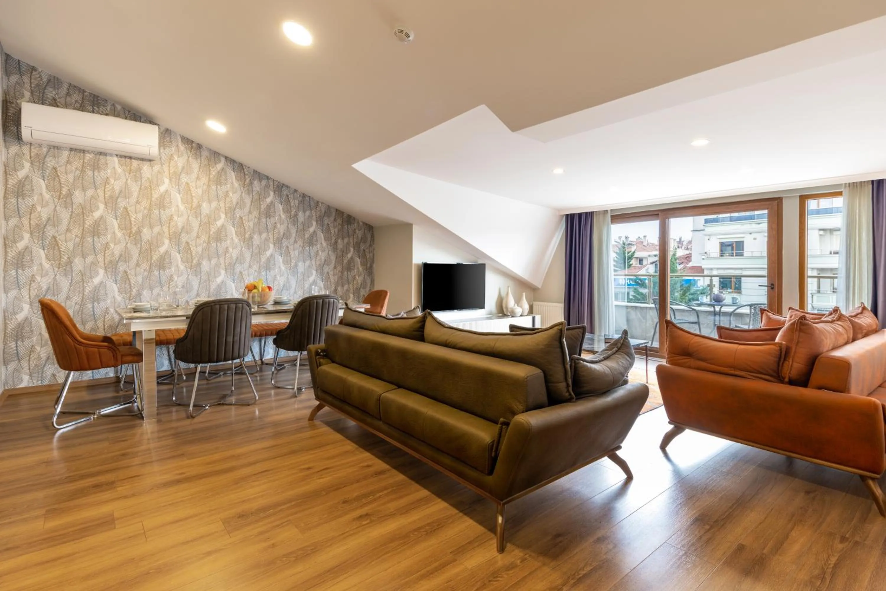 Communal lounge/ TV room in BayMari Suites Plus Florya