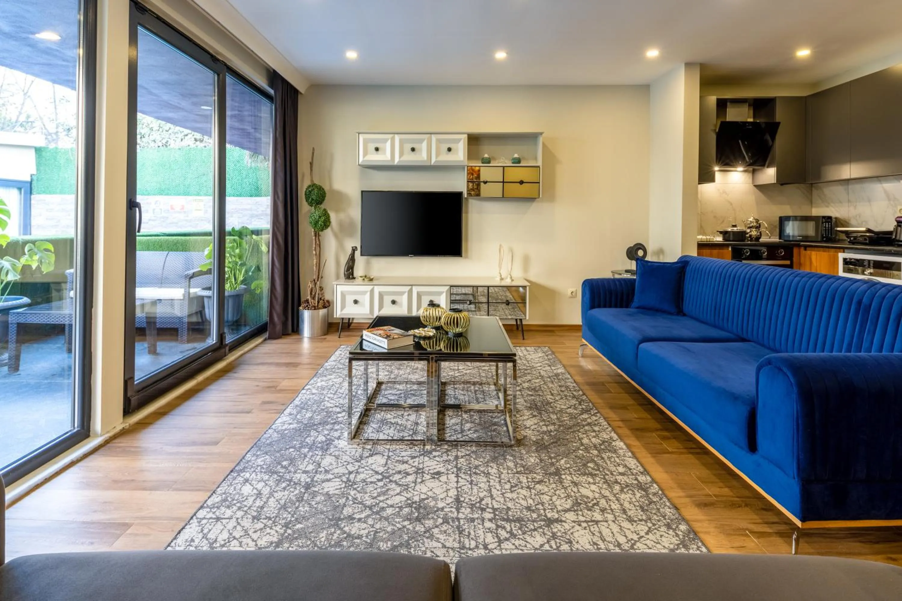 Communal lounge/ TV room in BayMari Suites Plus Florya