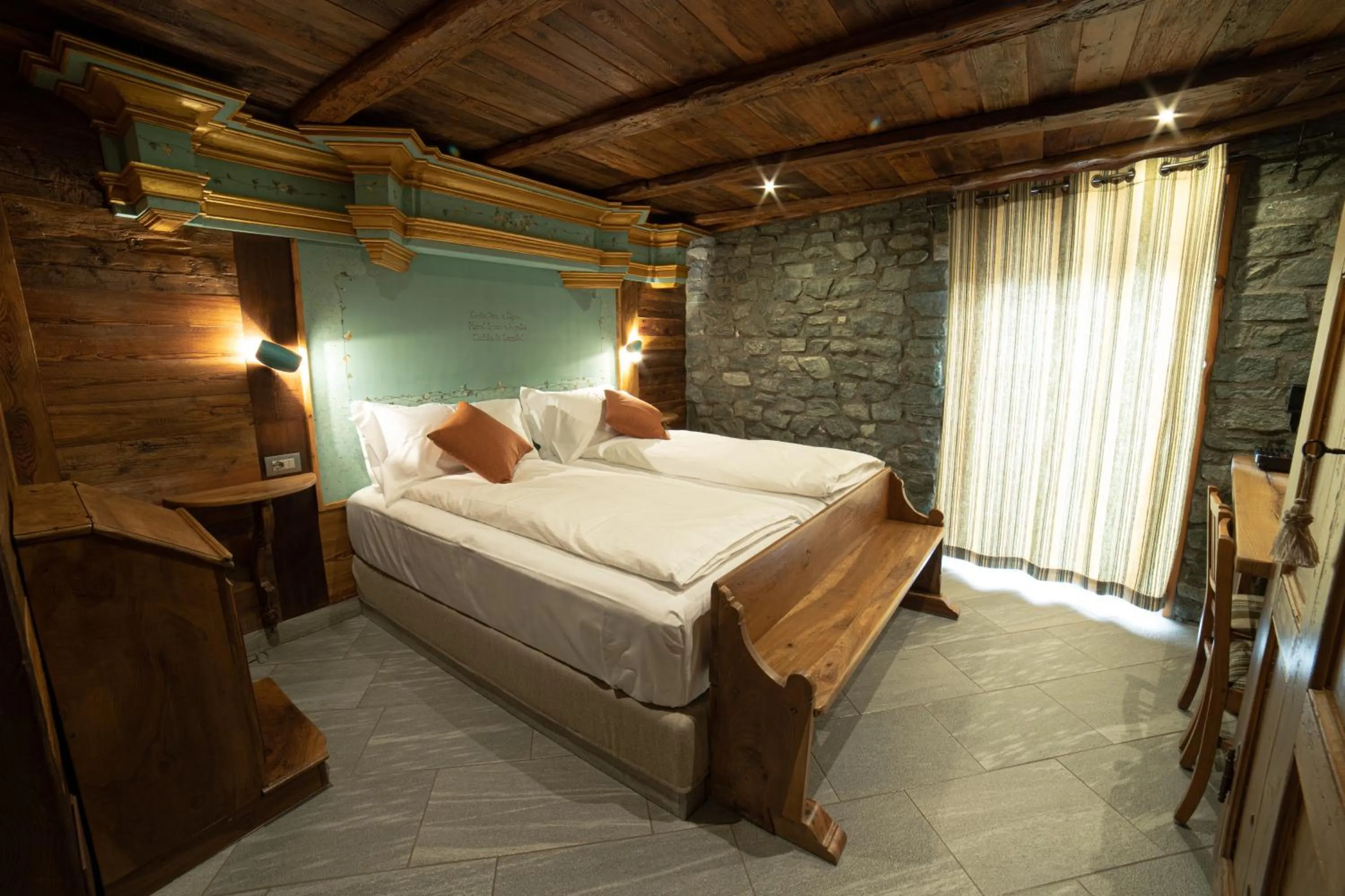 Photo of the whole room, Bed in Café Quinson Relais de Charme
