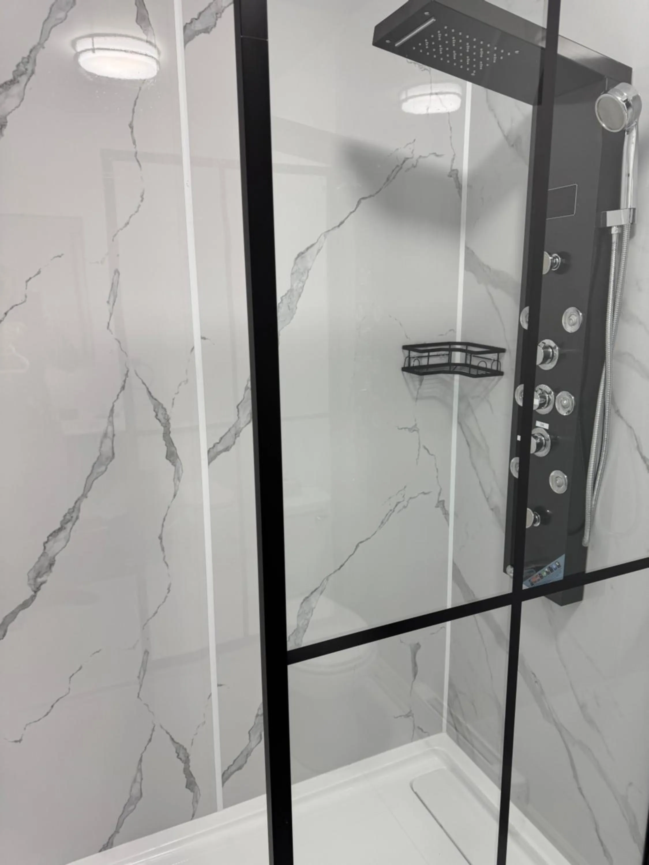 Shower in Le 900 Tremblant Inn Café and Bistro