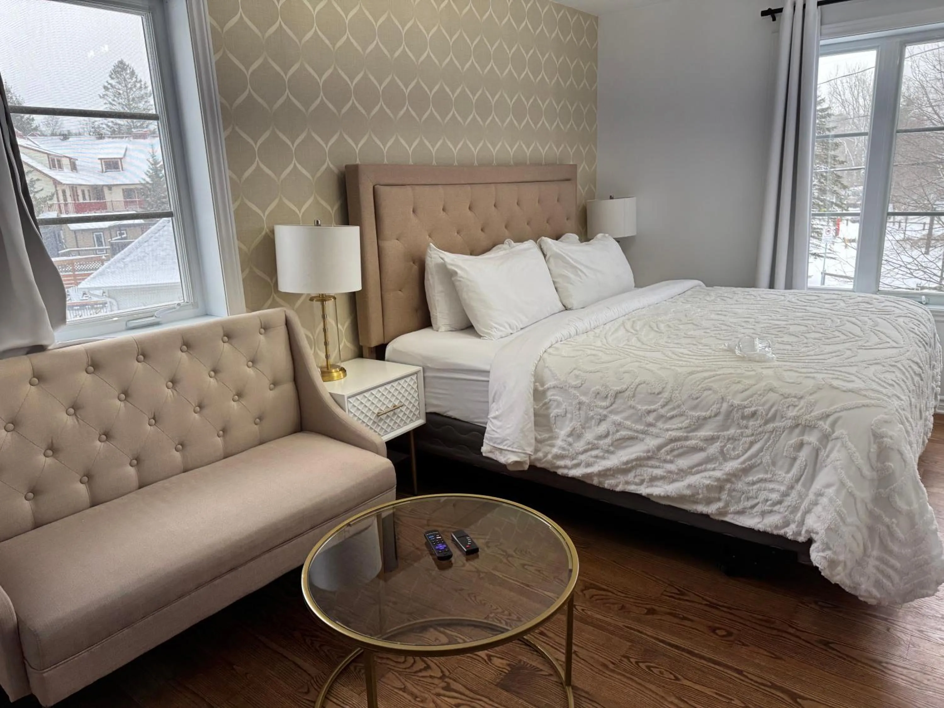 Seating area, Bed in Le 900 Tremblant Inn Café and Bistro