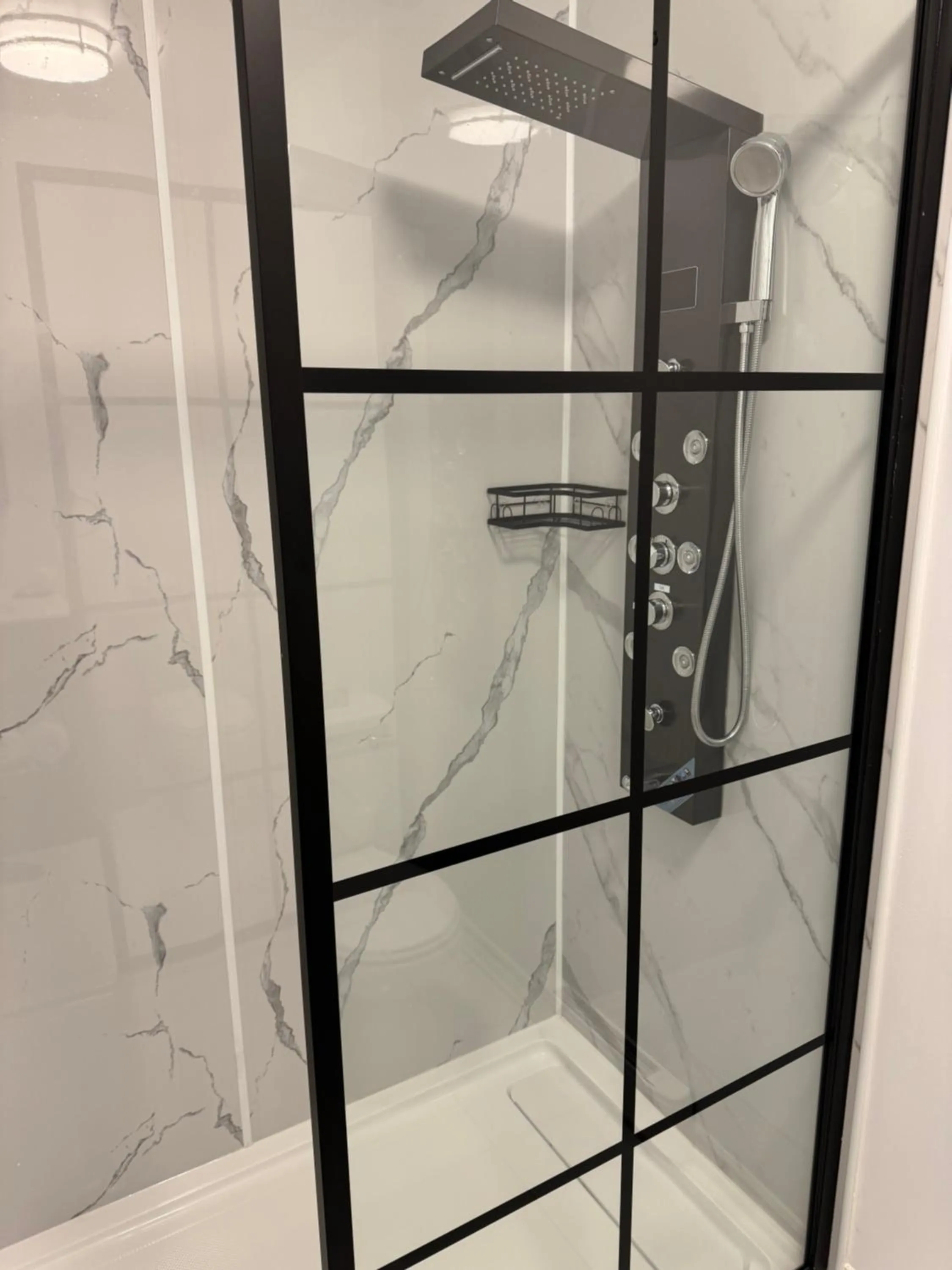 Shower in Le 900 Tremblant Inn Café and Bistro