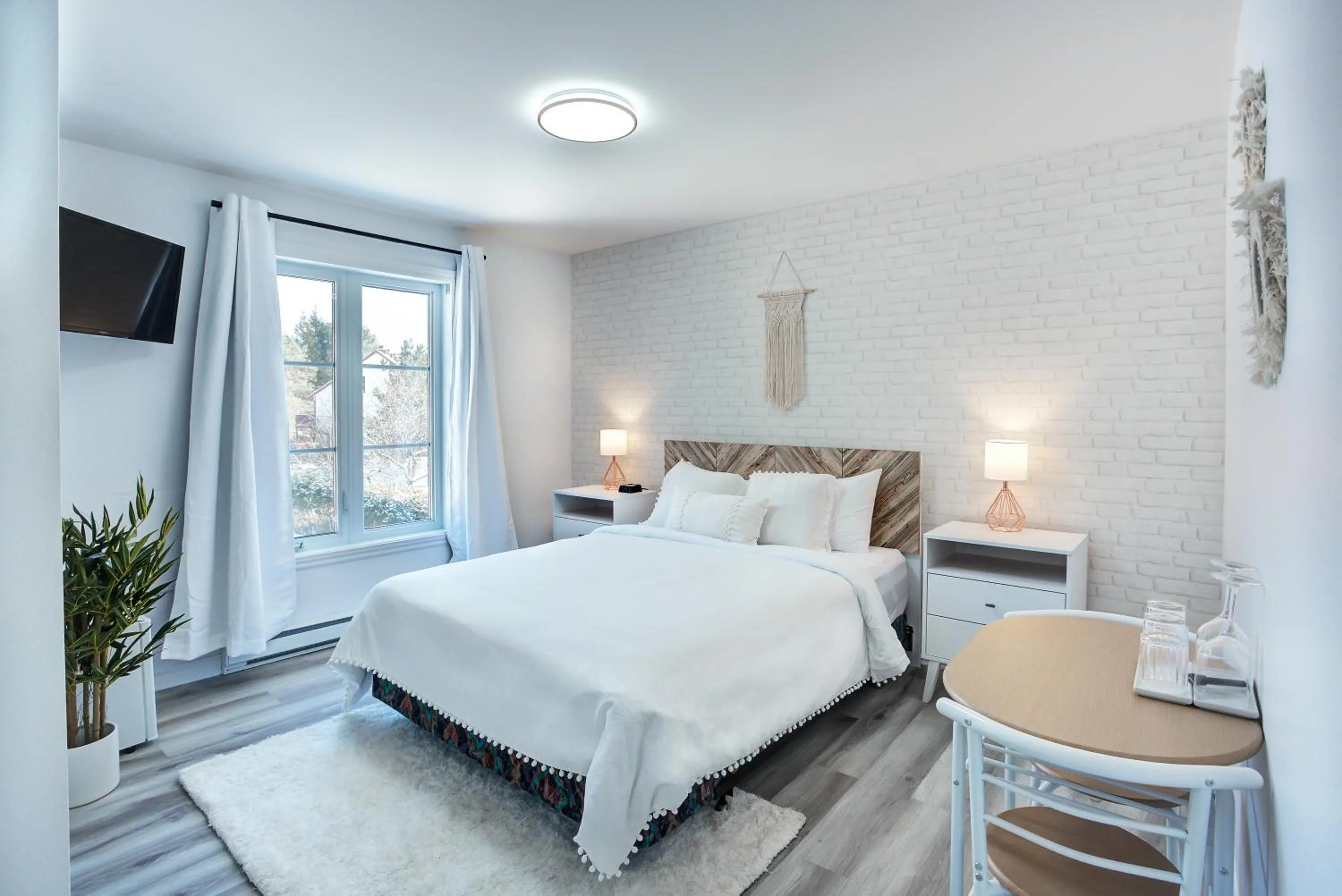 Dining area, Bed in Le 900 Tremblant Inn Café and Bistro