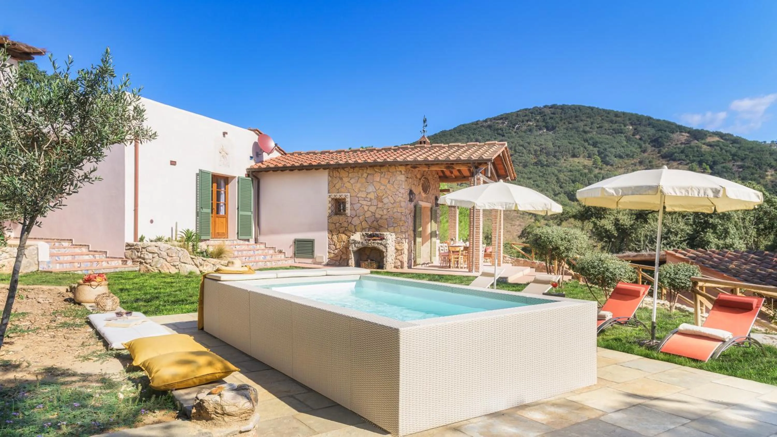 Swimming pool in Villa Zaca 6, Emma Villas