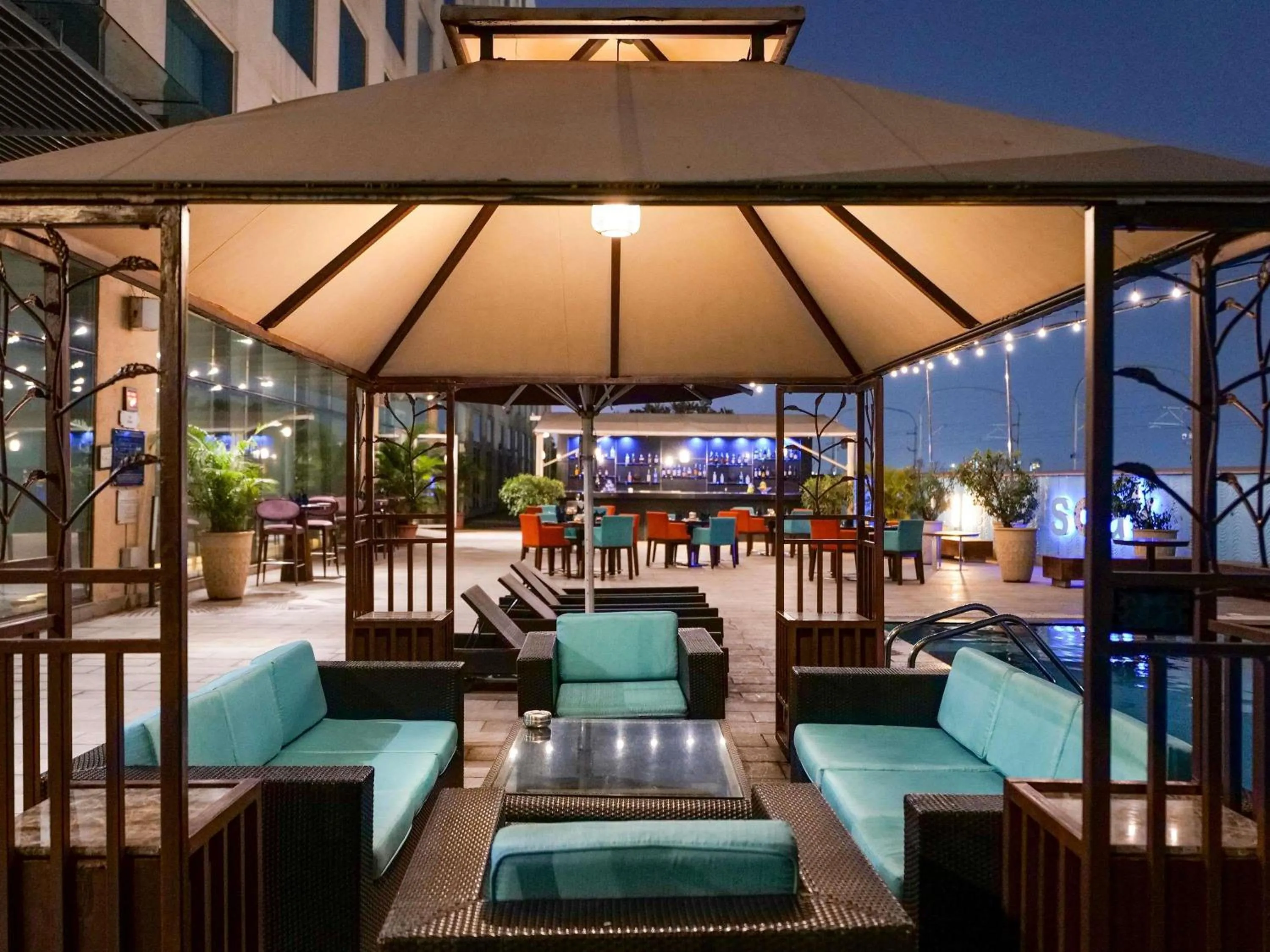 Restaurant/places to eat in Novotel Pune Viman Nagar Road