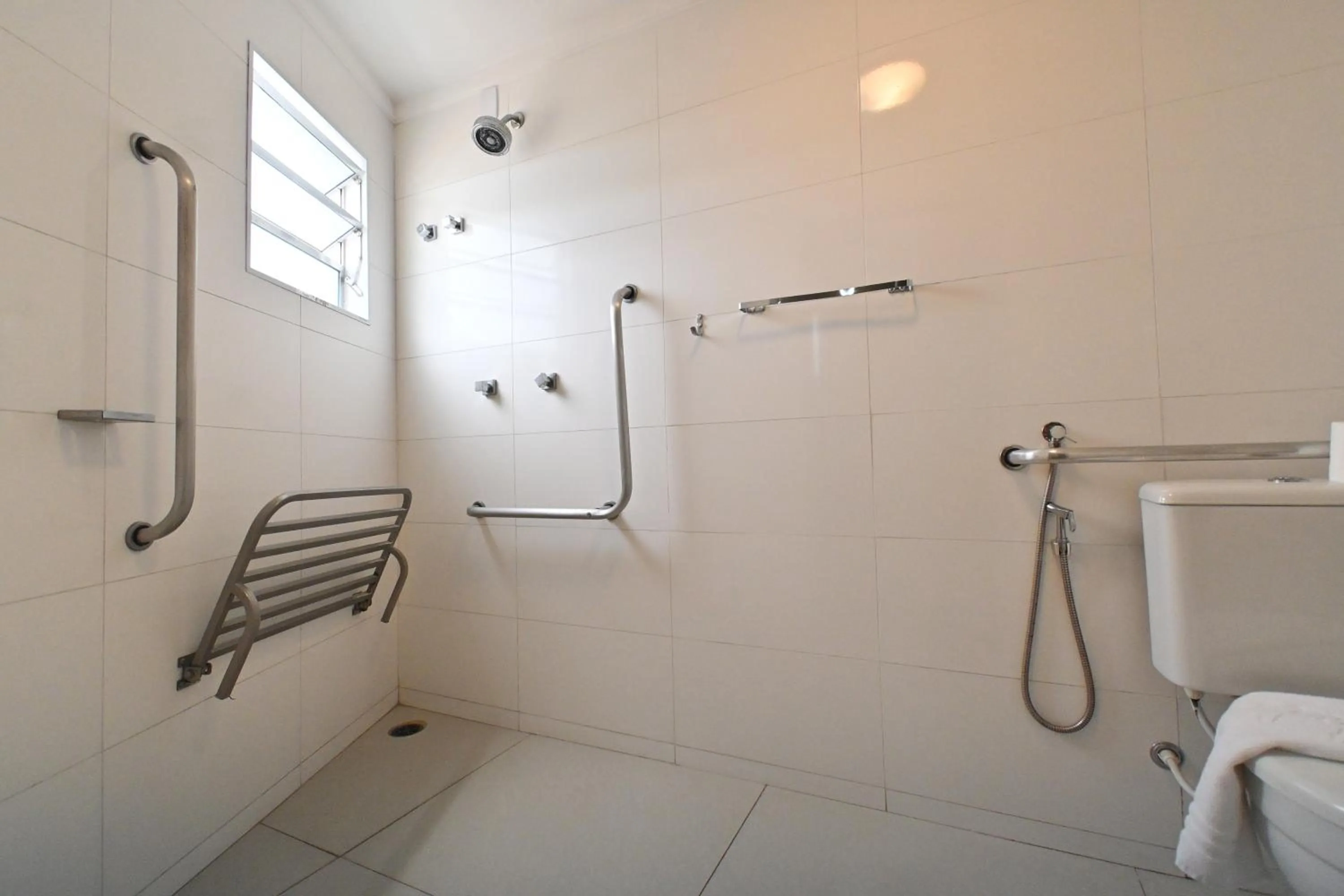 Shower in Hotel PrimeInn