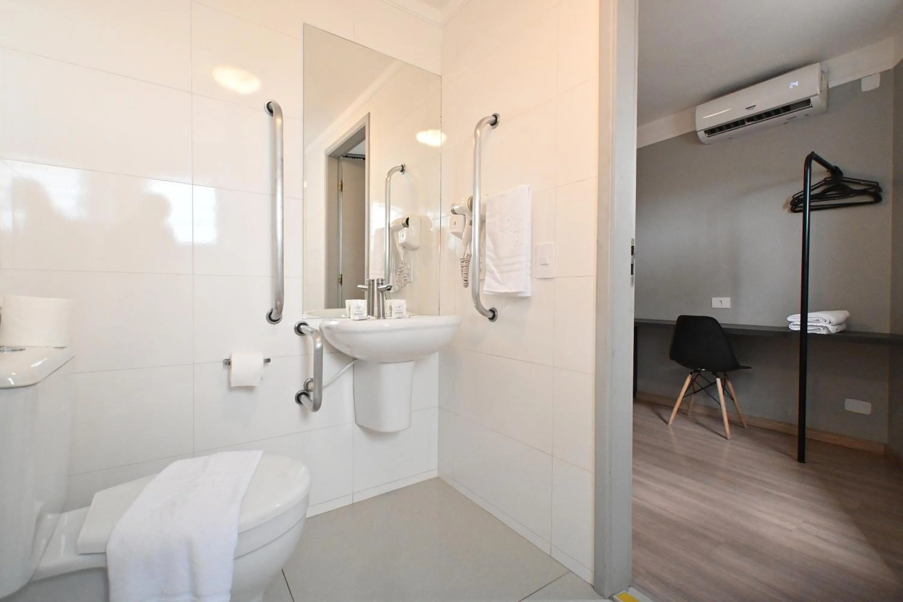 Shower in Hotel PrimeInn