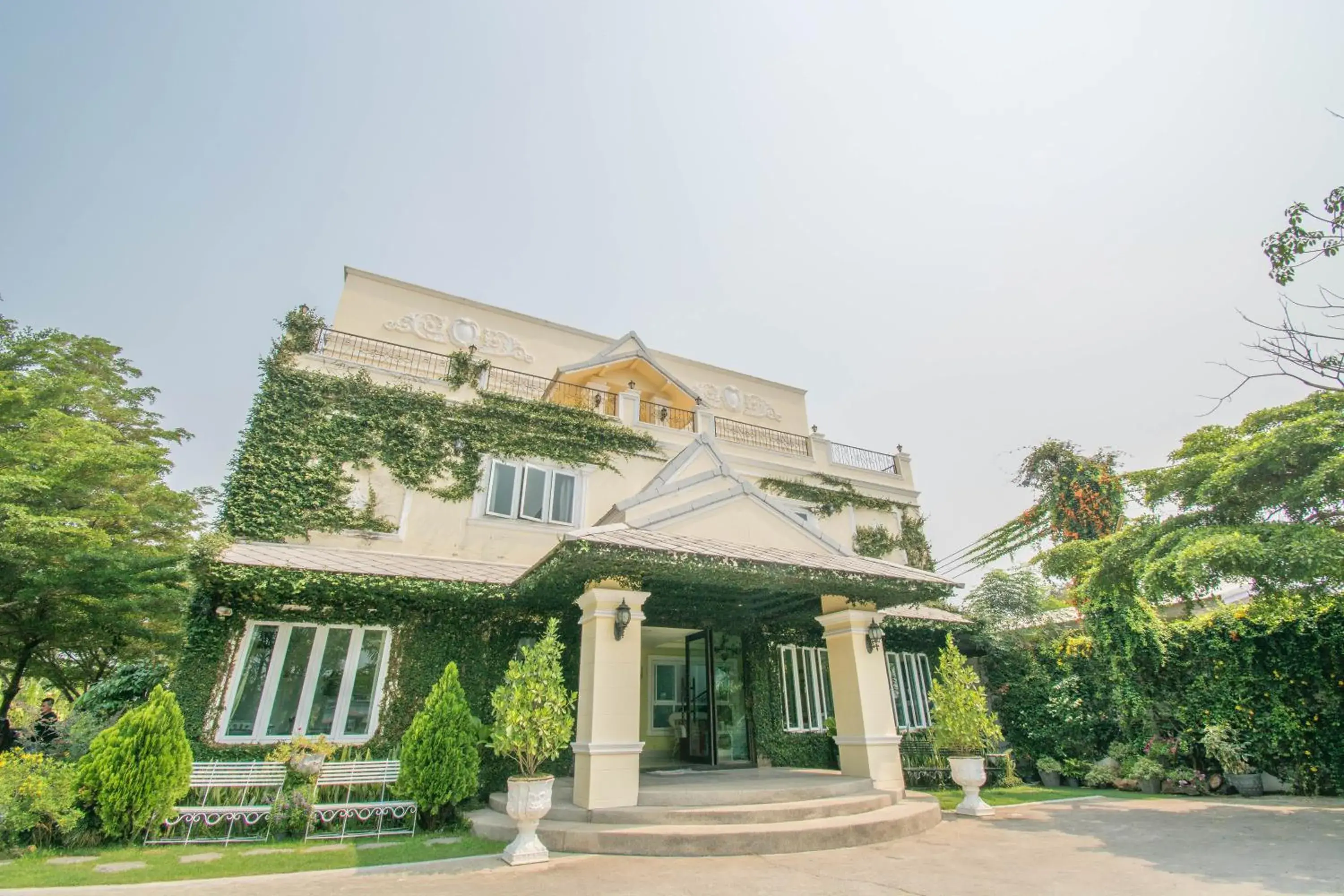 Facade/entrance in The Target Residence Facade/entrance in The Target Residence