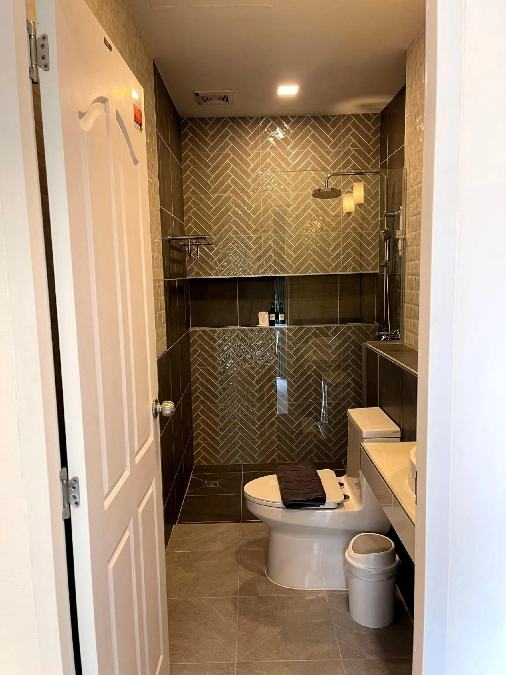 Bathroom in The Target Hotel chaingrai