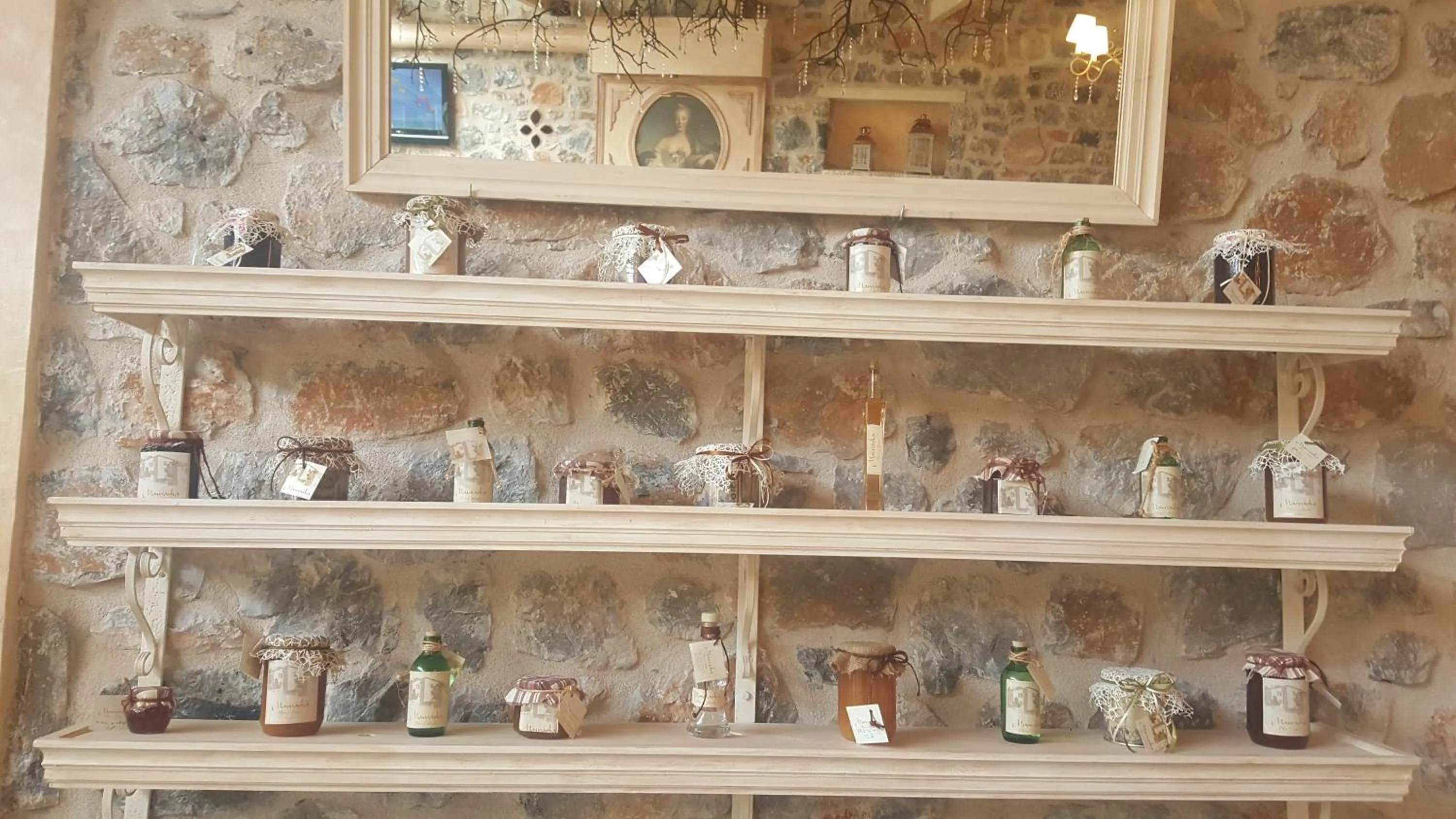 On-site shops in Menalia Villas & Suites ΚΤΗΜΑ ΚΟΥΜΠΟΥΡΗ