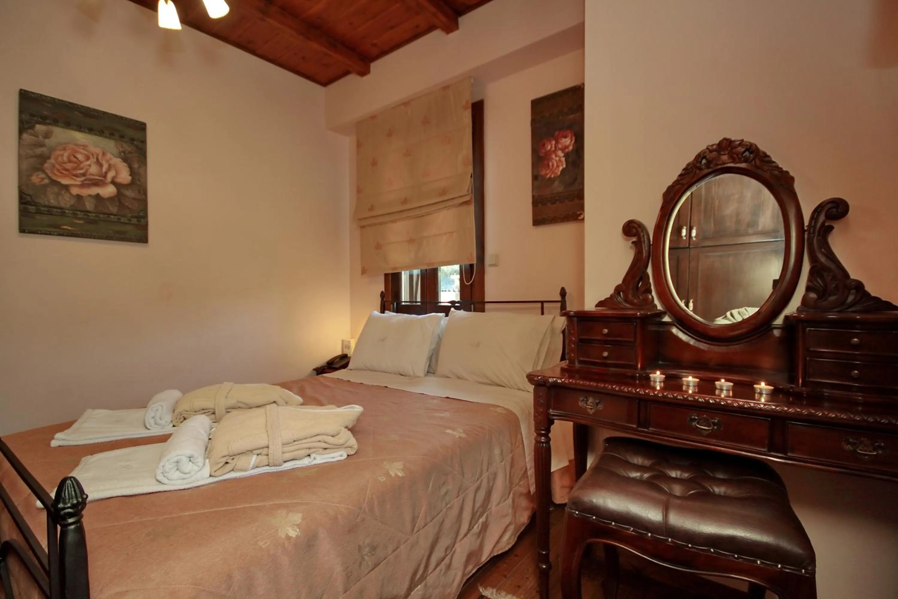 Photo of the whole room, Bed in Menalia Villas & Suites ΚΤΗΜΑ ΚΟΥΜΠΟΥΡΗ