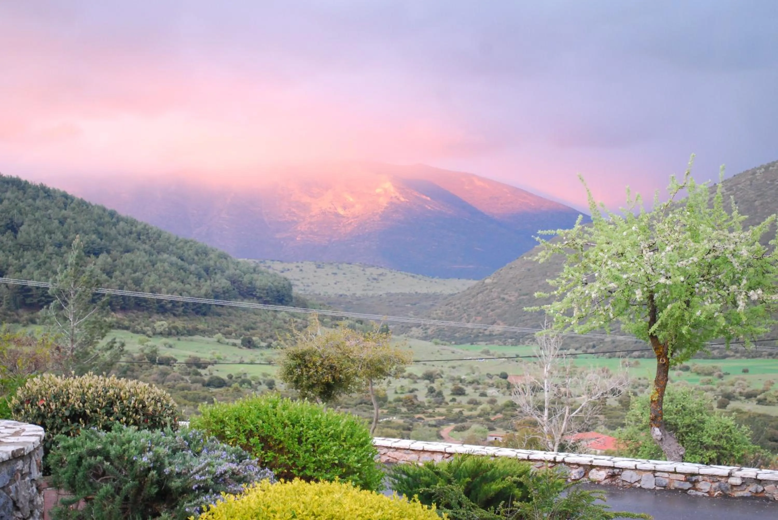 Spring in Menalia Villas & Suites ΚΤΗΜΑ ΚΟΥΜΠΟΥΡΗ