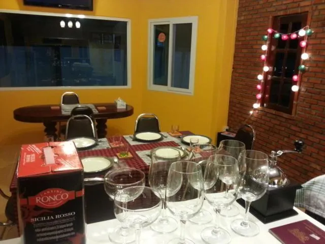 Restaurant/places to eat in Jansupar Court