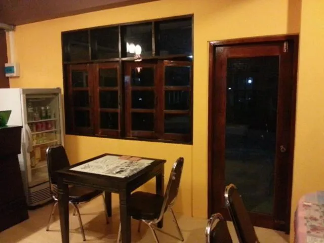 Restaurant/places to eat in Jansupar Court