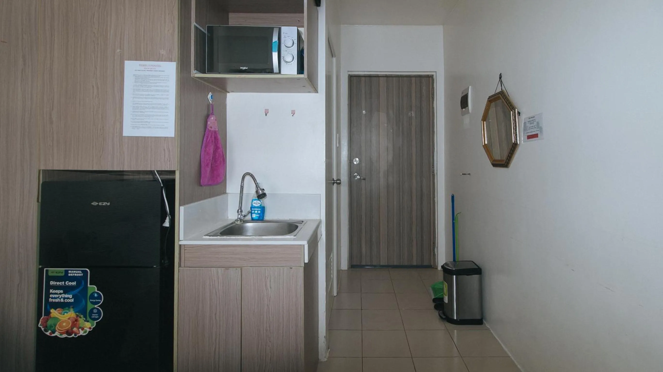 Kitchen or kitchenette in Eimy's Place at Urban Deca Mandaluyong by RedDoorz