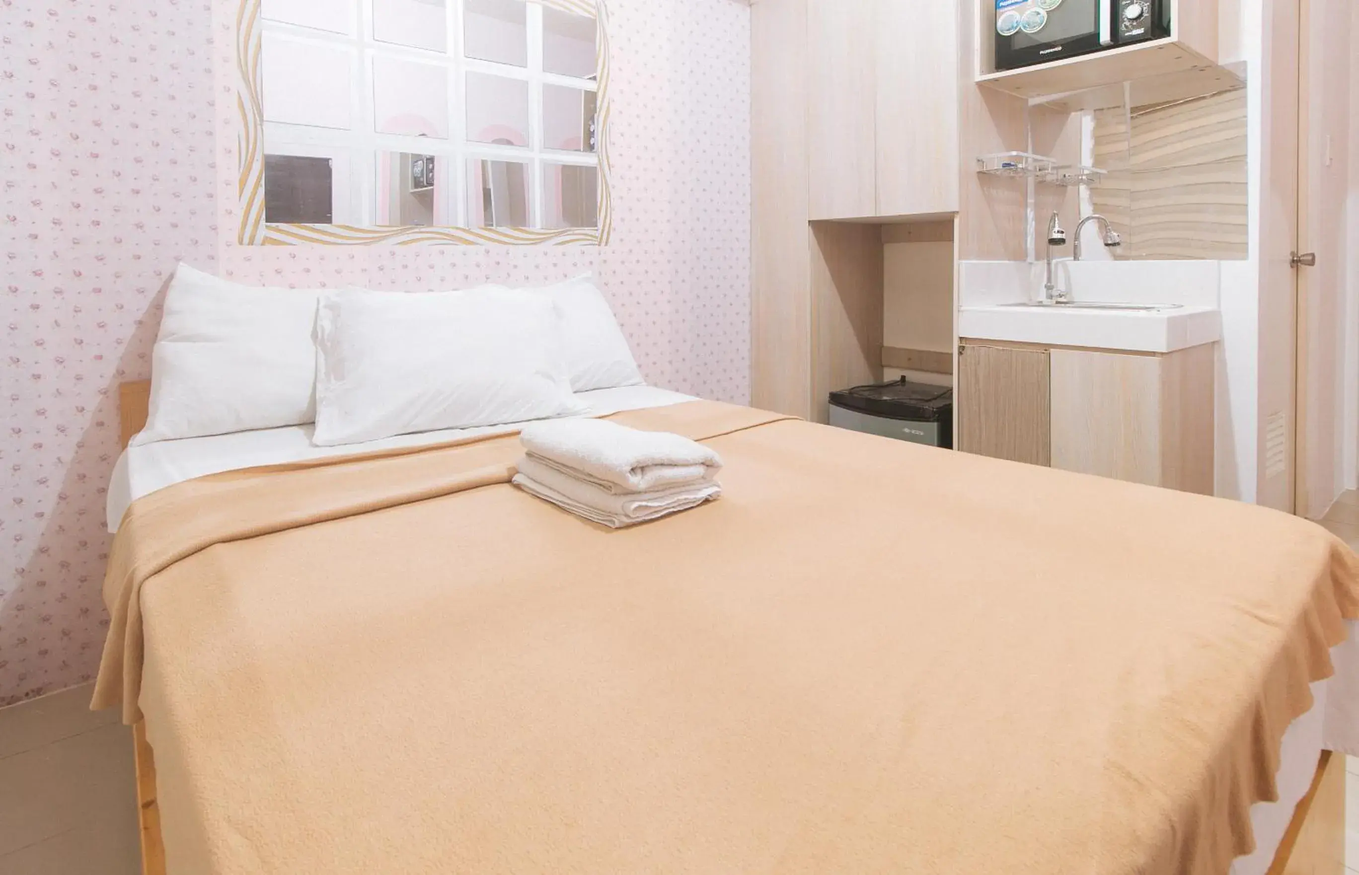 Bed in Eimy's Place at Urban Deca Mandaluyong by RedDoorz Bed in Eimy's Place at Urban Deca Mandaluyong by RedDoorz