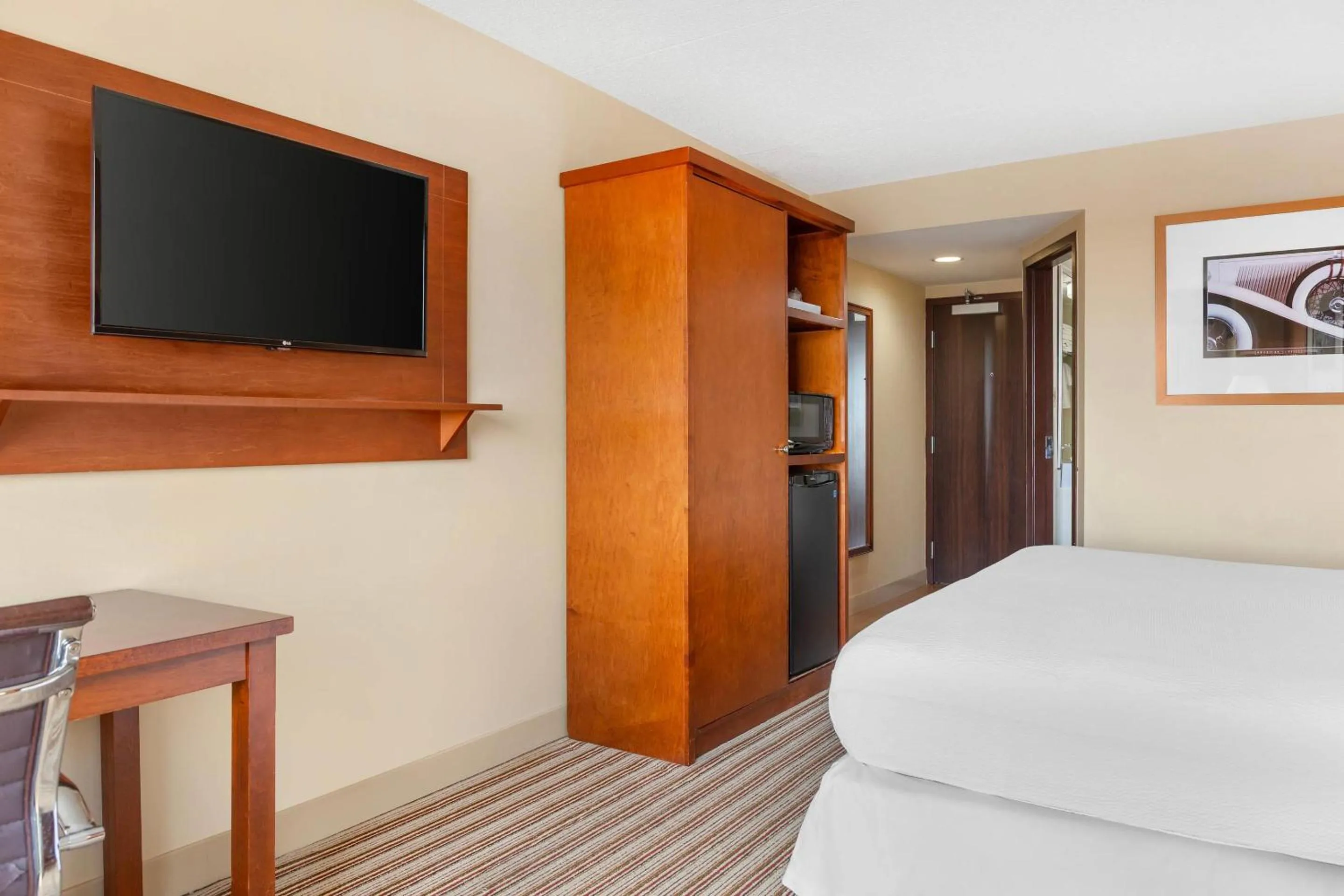 Bedroom, Bed in Radisson Hotel Detroit Metro Airport