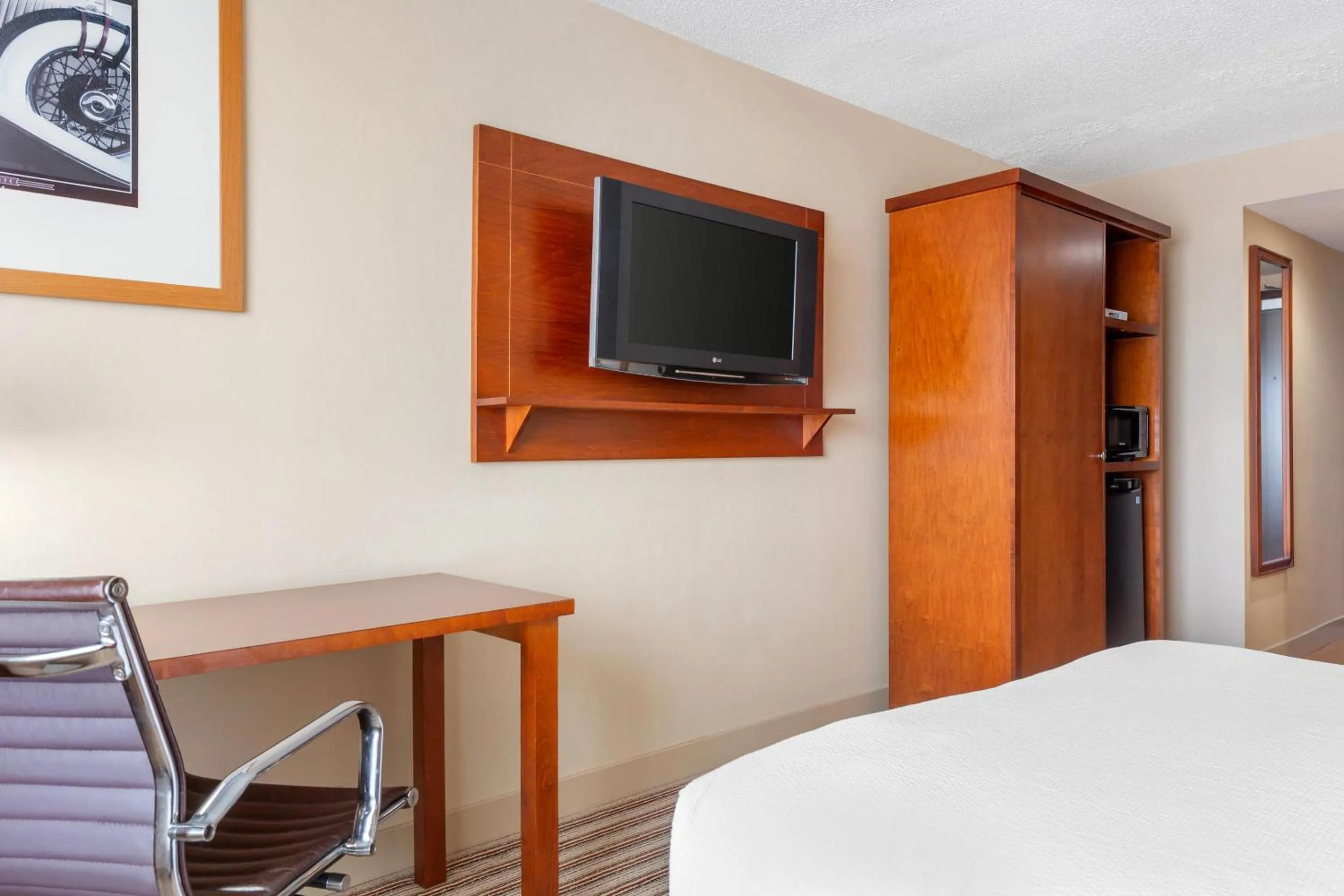 Bedroom, Bed in Radisson Hotel Detroit Metro Airport