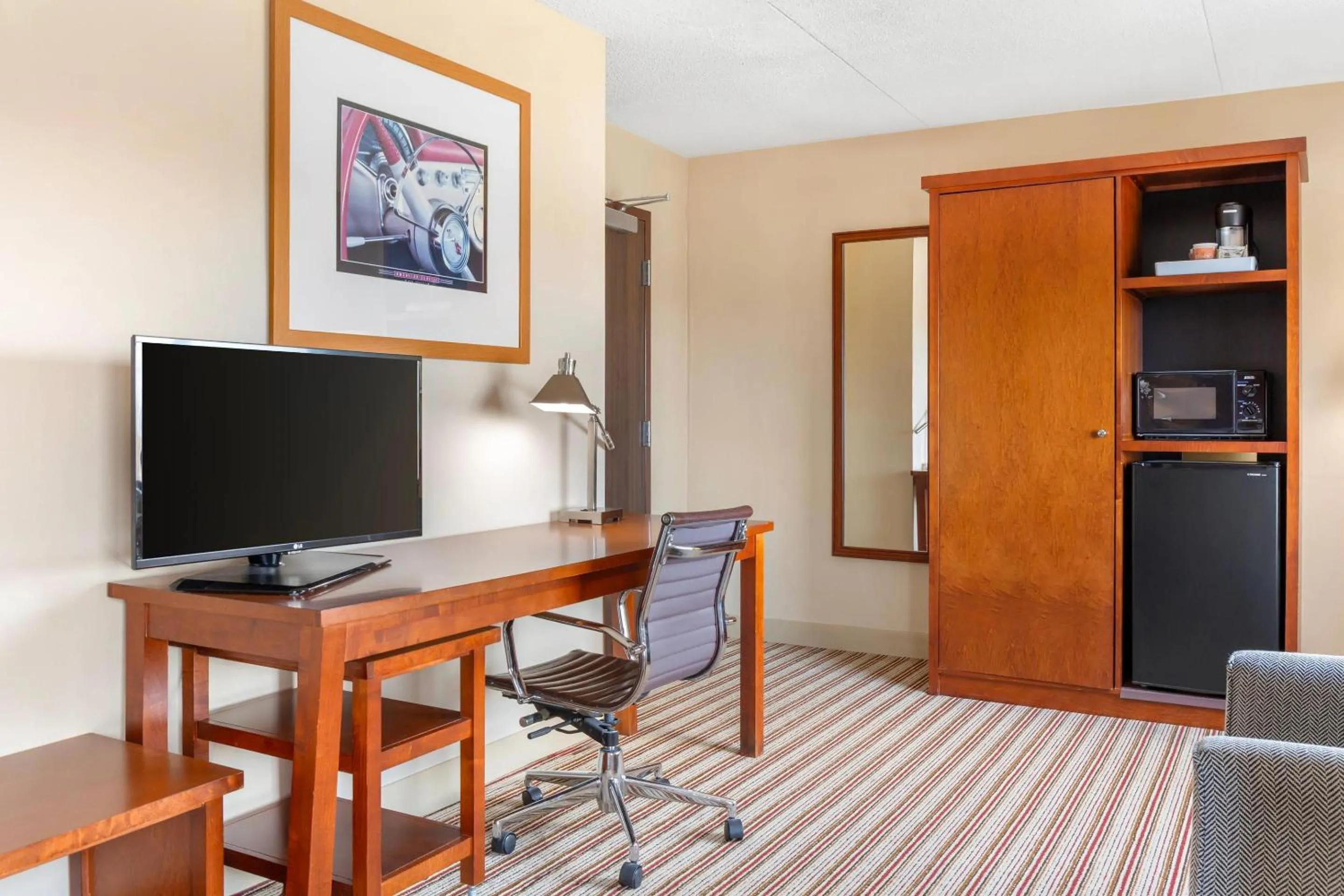 Bedroom in Radisson Hotel Detroit Metro Airport