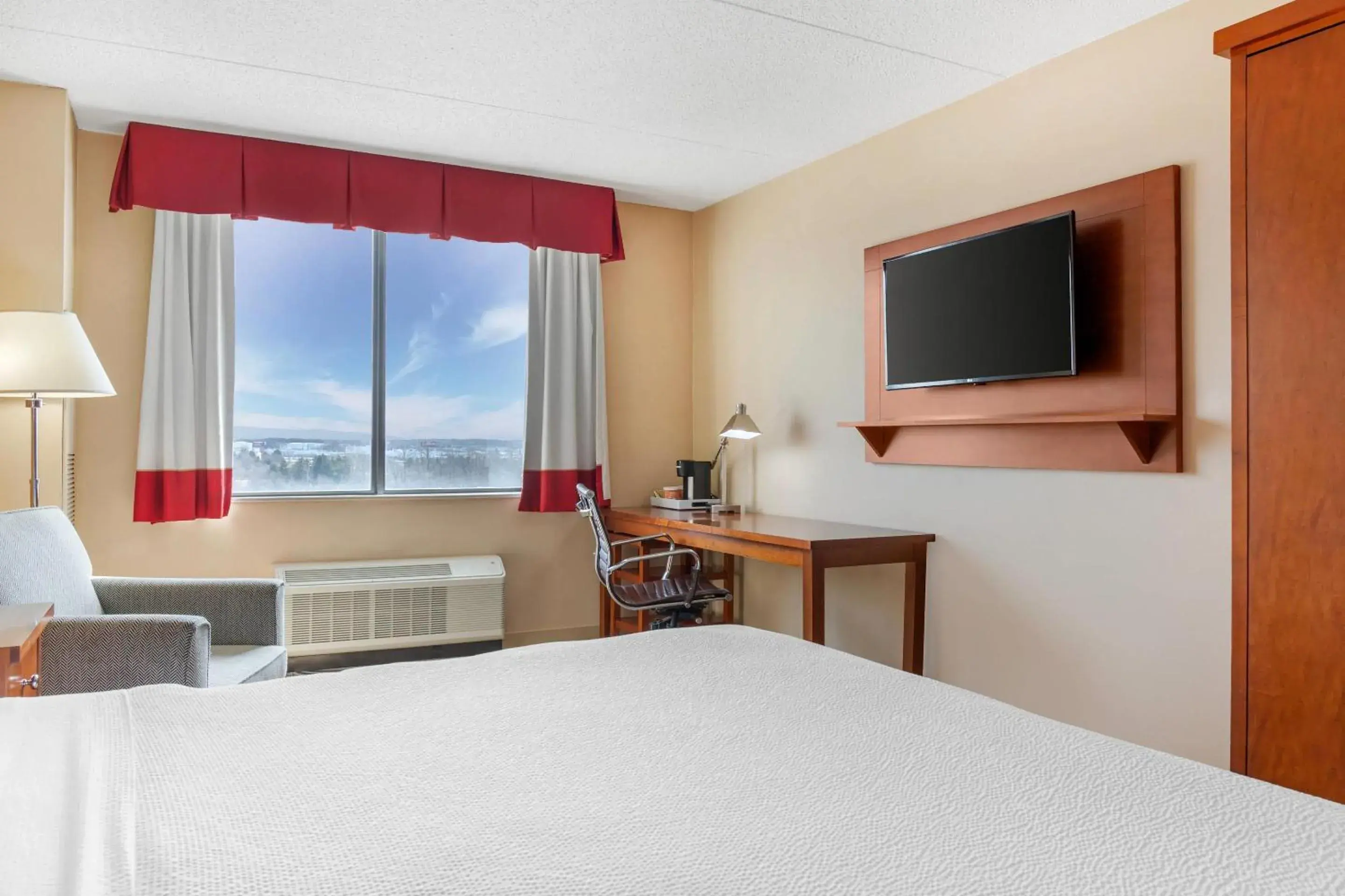 Bedroom, Bed in Radisson Hotel Detroit Metro Airport Bedroom, Bed in Radisson Hotel Detroit Metro Airport