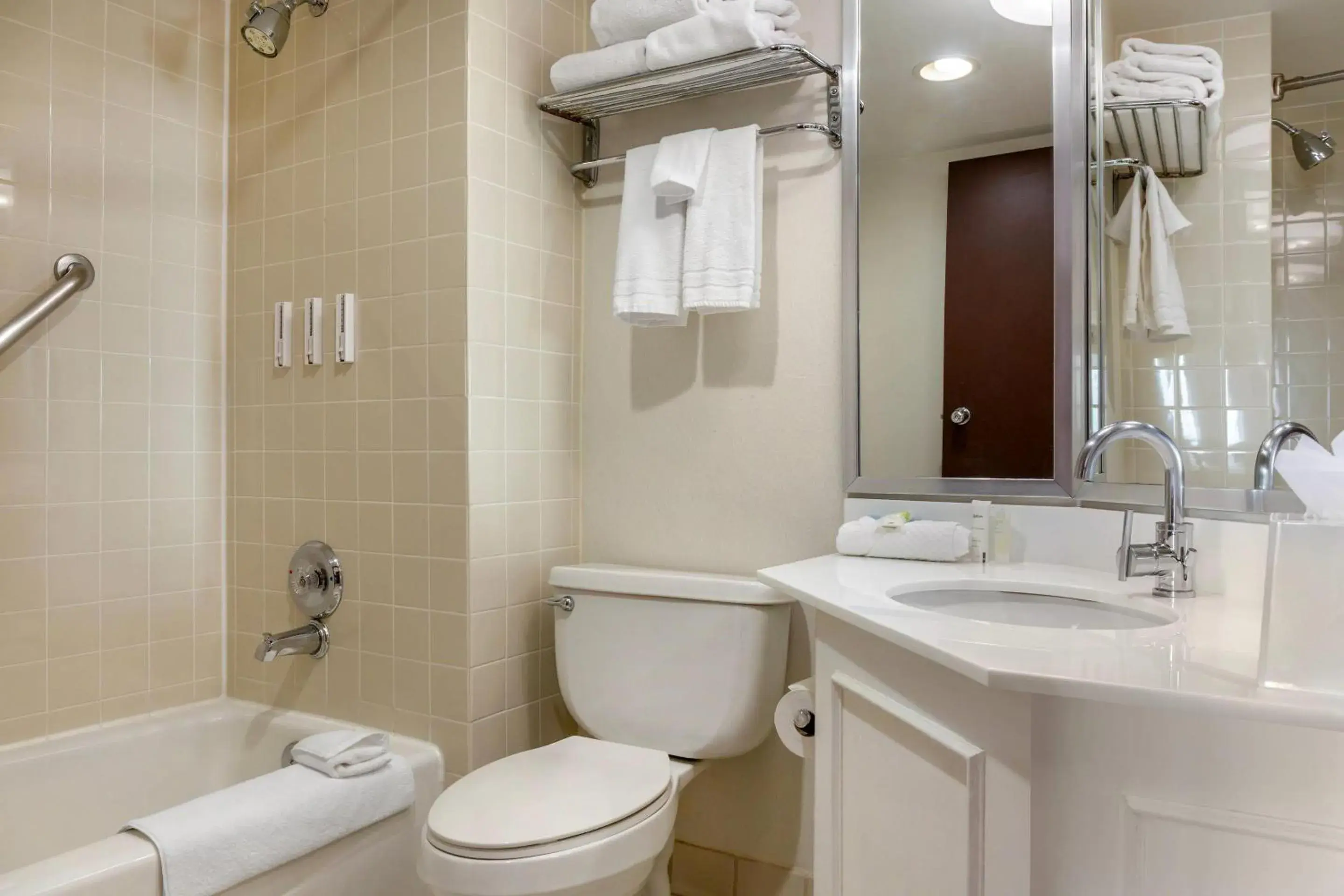 Bedroom in Radisson Hotel Detroit Metro Airport Bedroom in Radisson Hotel Detroit Metro Airport