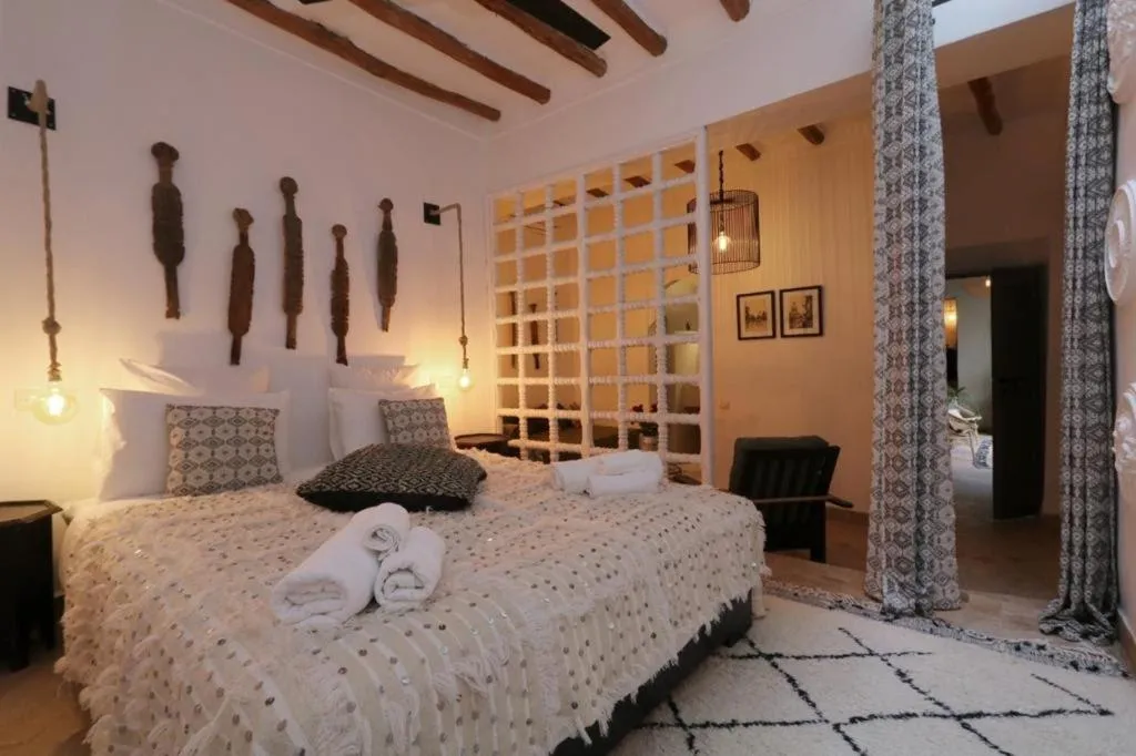 Bed in Riad 103 Medina Pool and Hammam