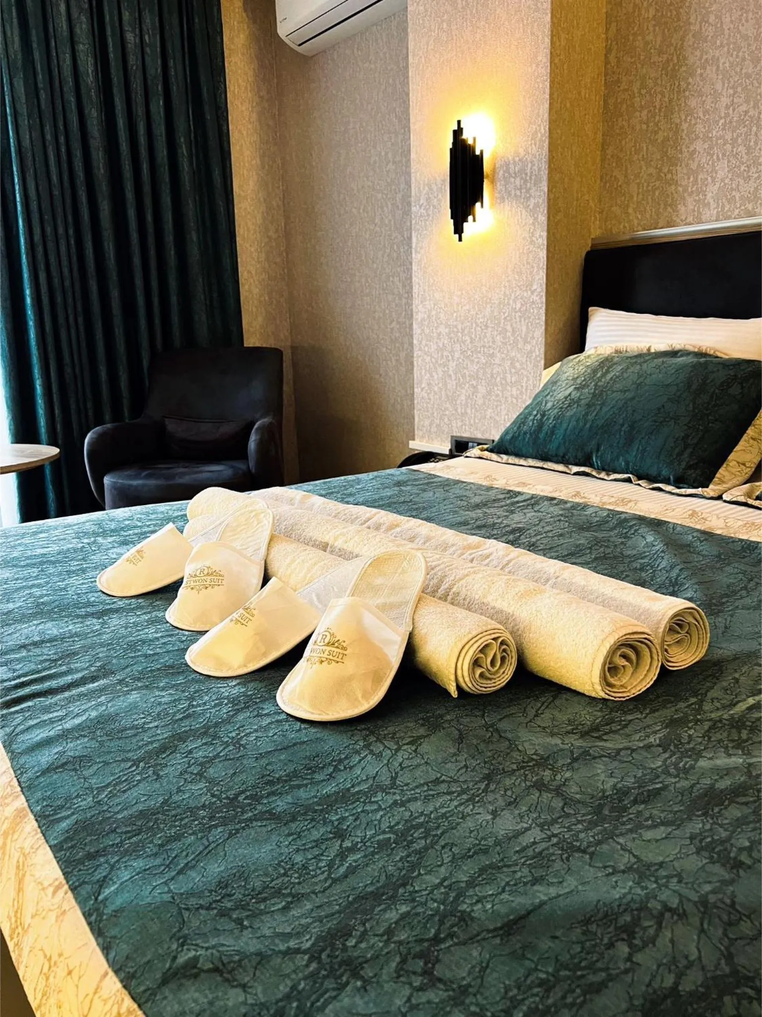 Photo of the whole room in RESTWON SUIT