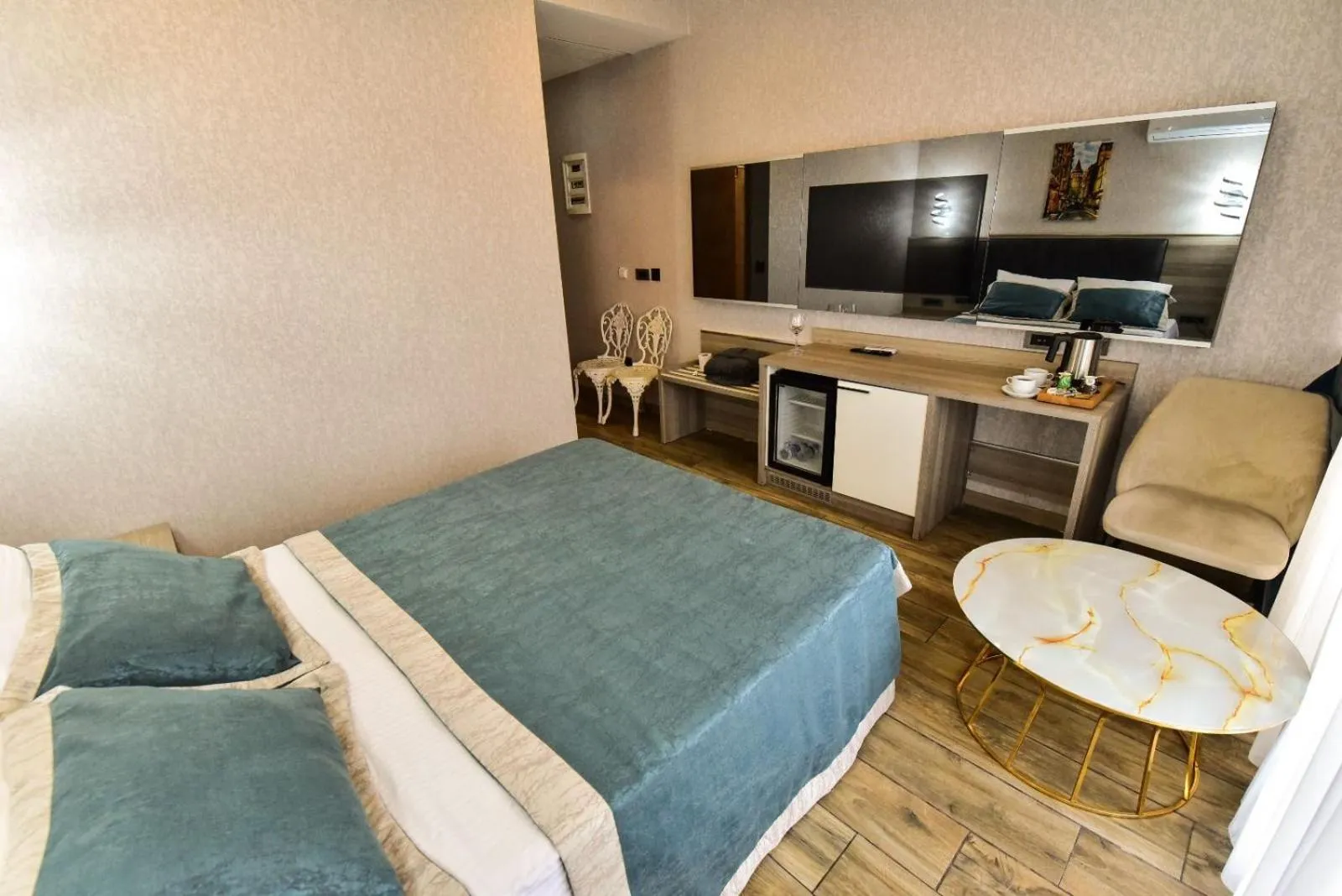 Photo of the whole room in RESTWON SUIT