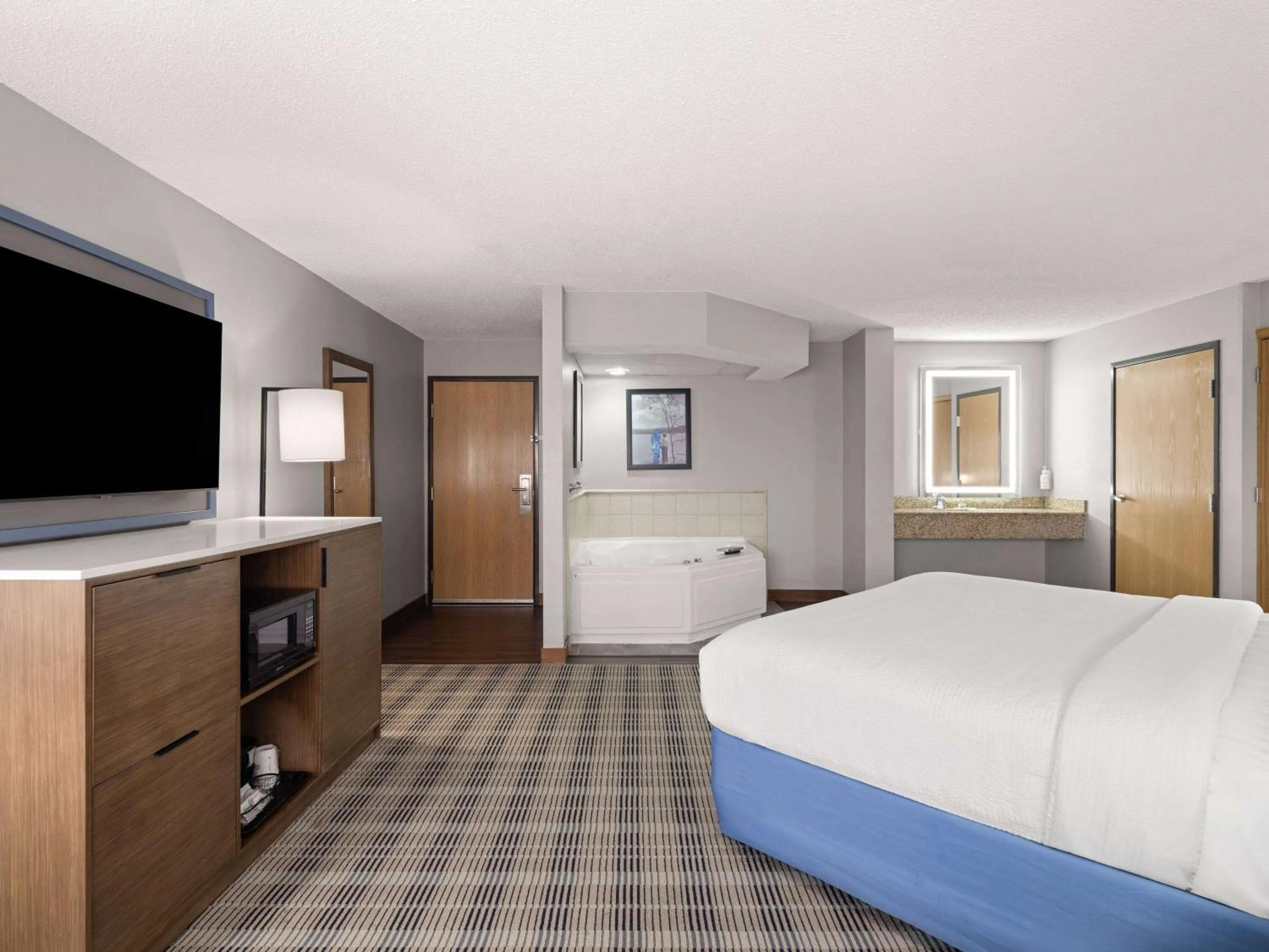 Bath, Bed in AmericInn by Wyndham Shakopee Near Canterbury Park