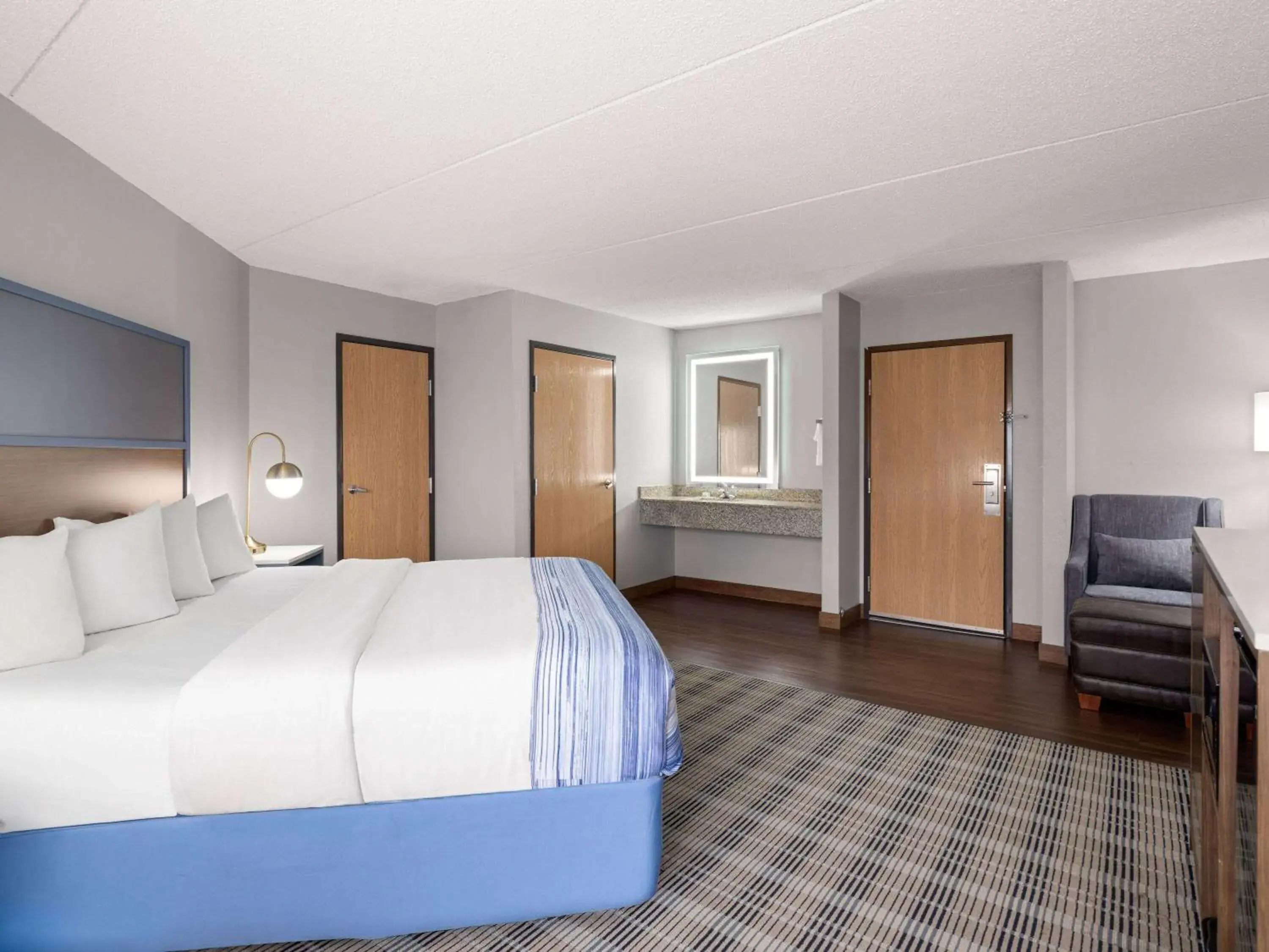 King Room - Mobility Access/Non-Smoking in AmericInn by Wyndham Shakopee Near Canterbury Park King Room - Mobility Access/Non-Smoking in AmericInn by Wyndham Shakopee Near Canterbury Park