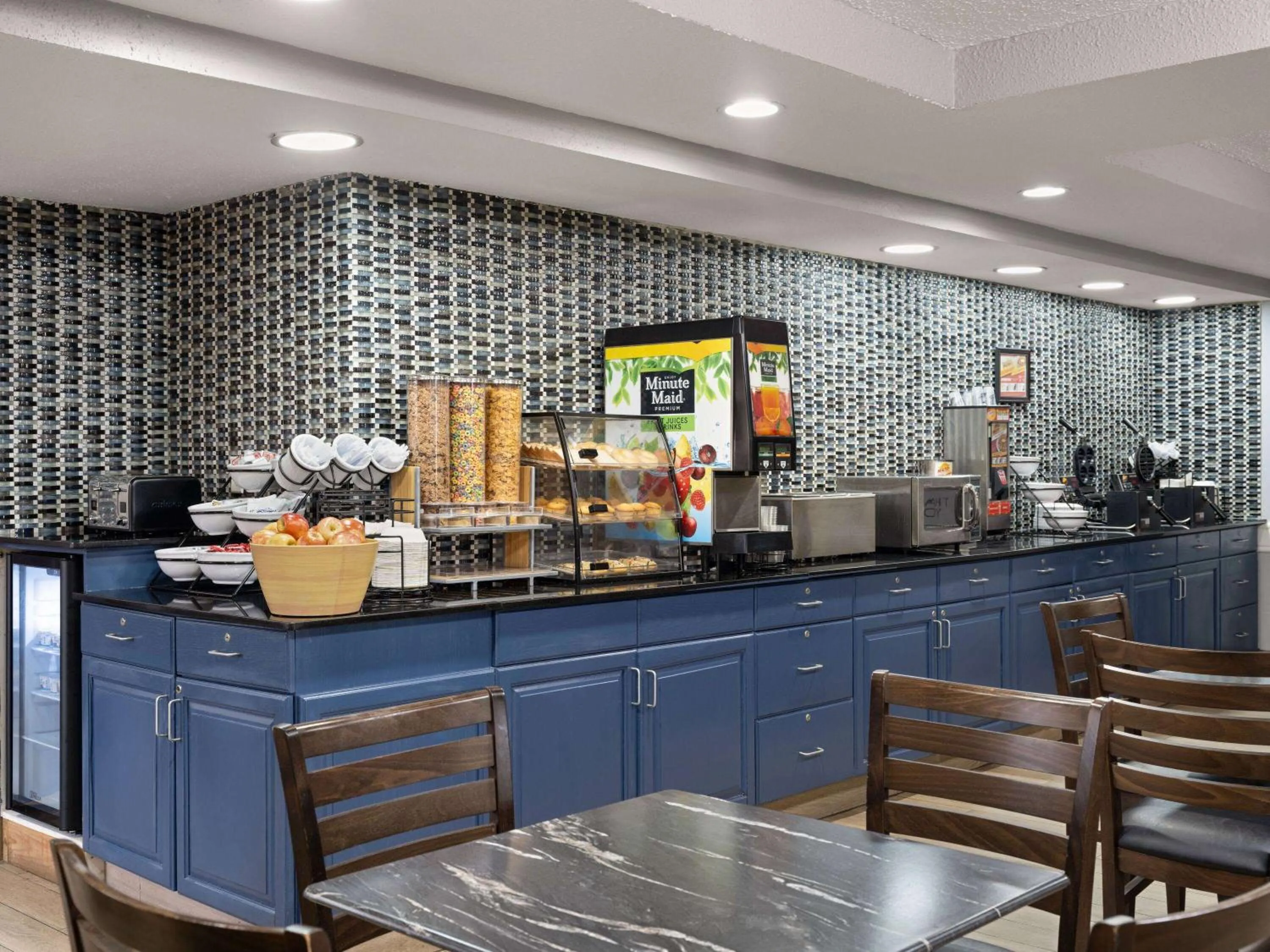 Breakfast in AmericInn by Wyndham Shakopee Near Canterbury Park