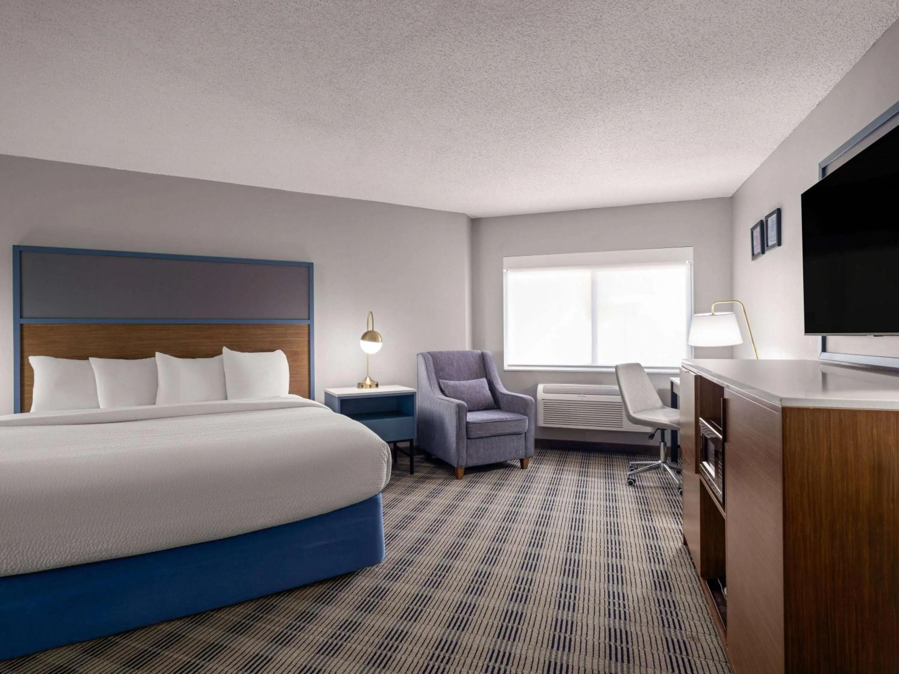 Bath, Bed in AmericInn by Wyndham Shakopee Near Canterbury Park
