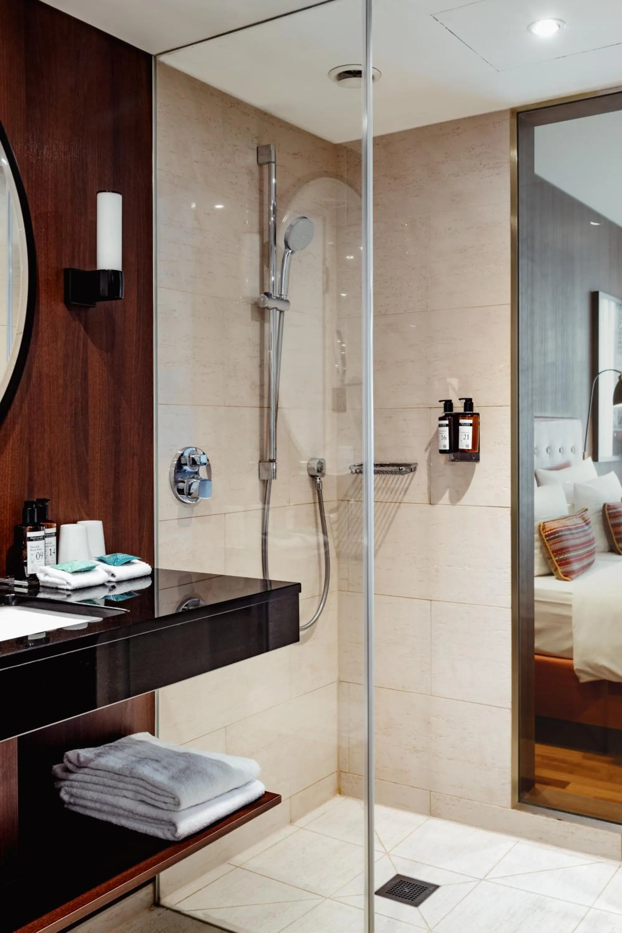 Shower, Bed in AMERON Hamburg Hotel Speicherstadt