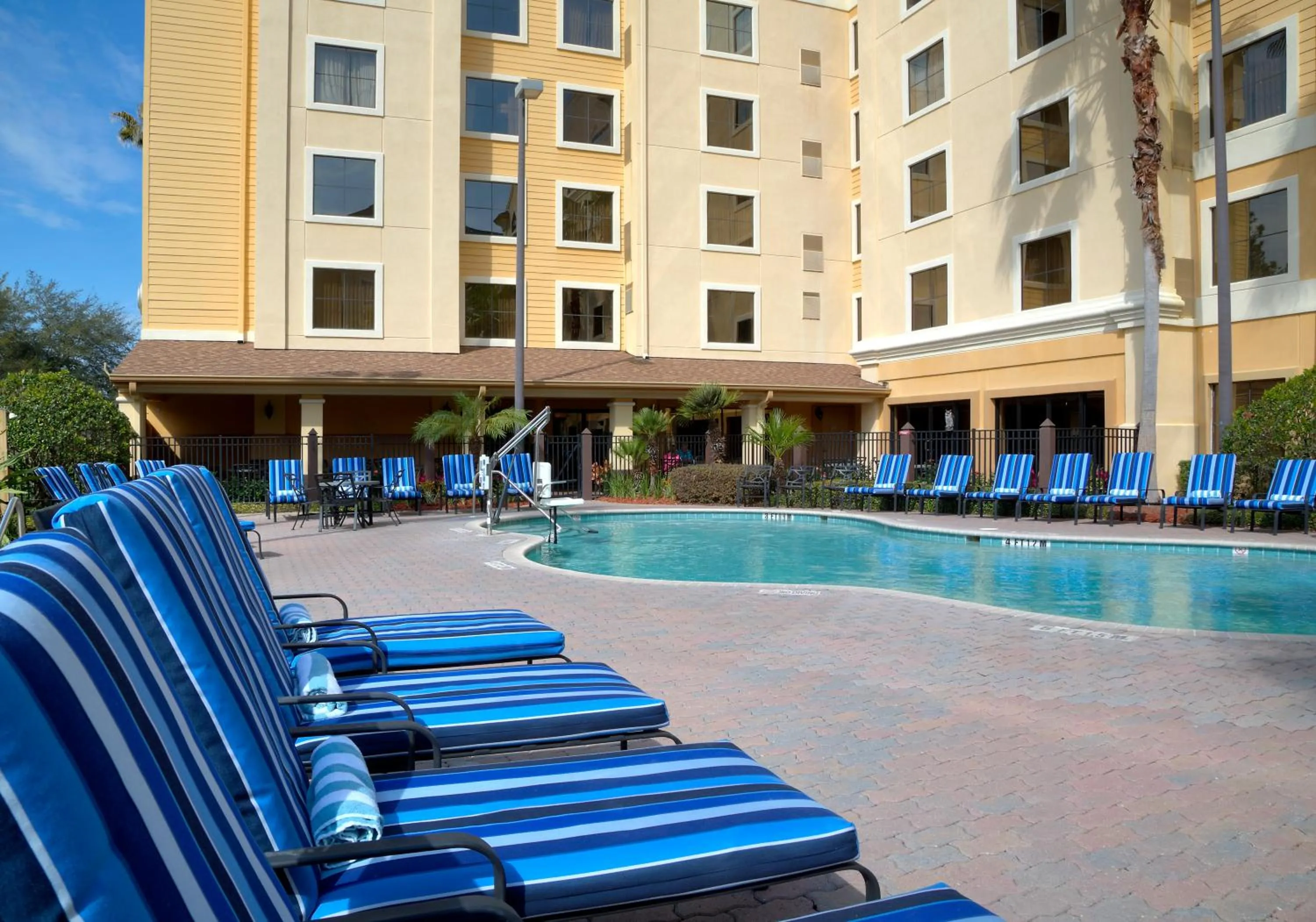 Balcony/Terrace in staySky Suites I-Drive Orlando Near Universal