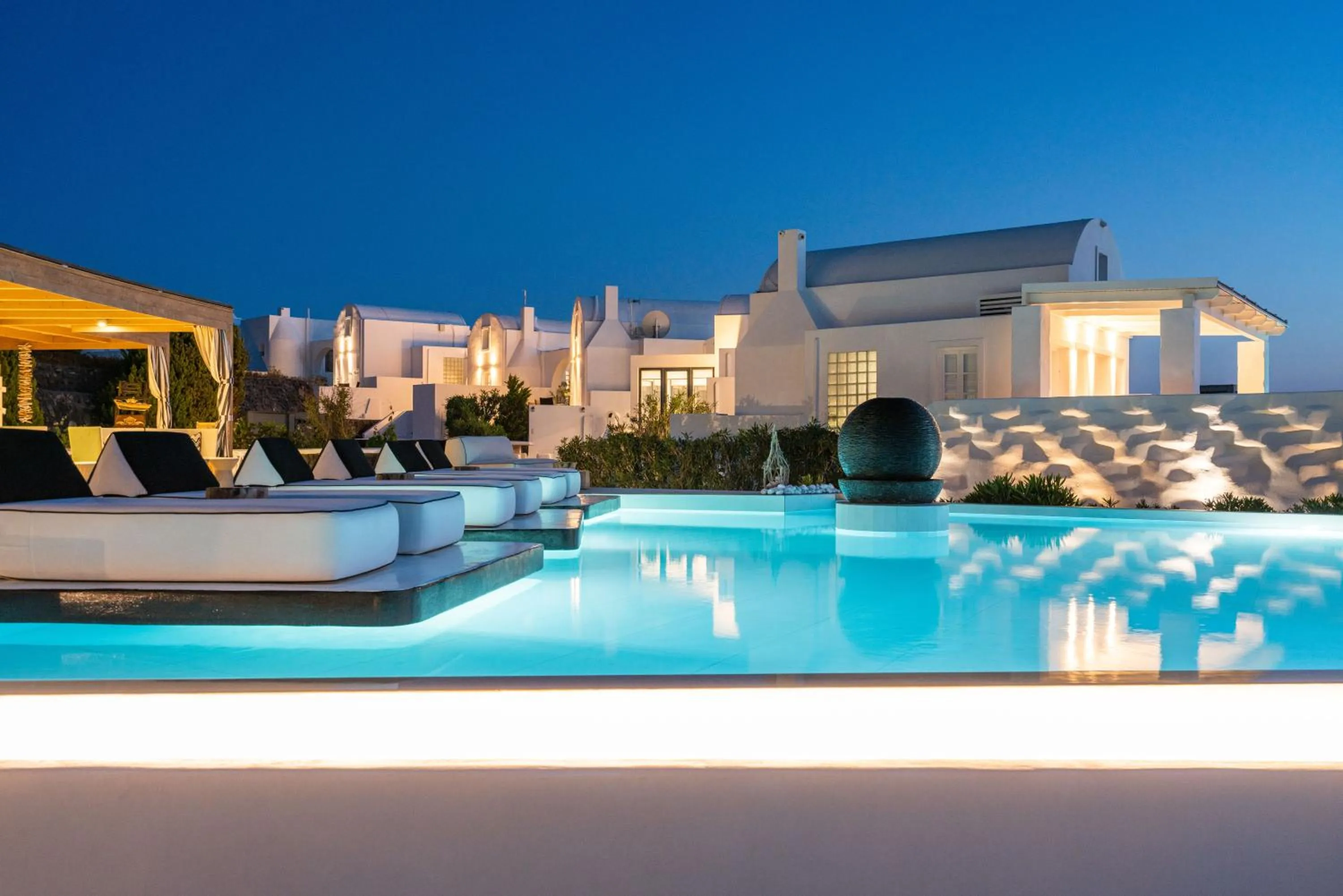 Swimming pool in Oia Sunset Villas
