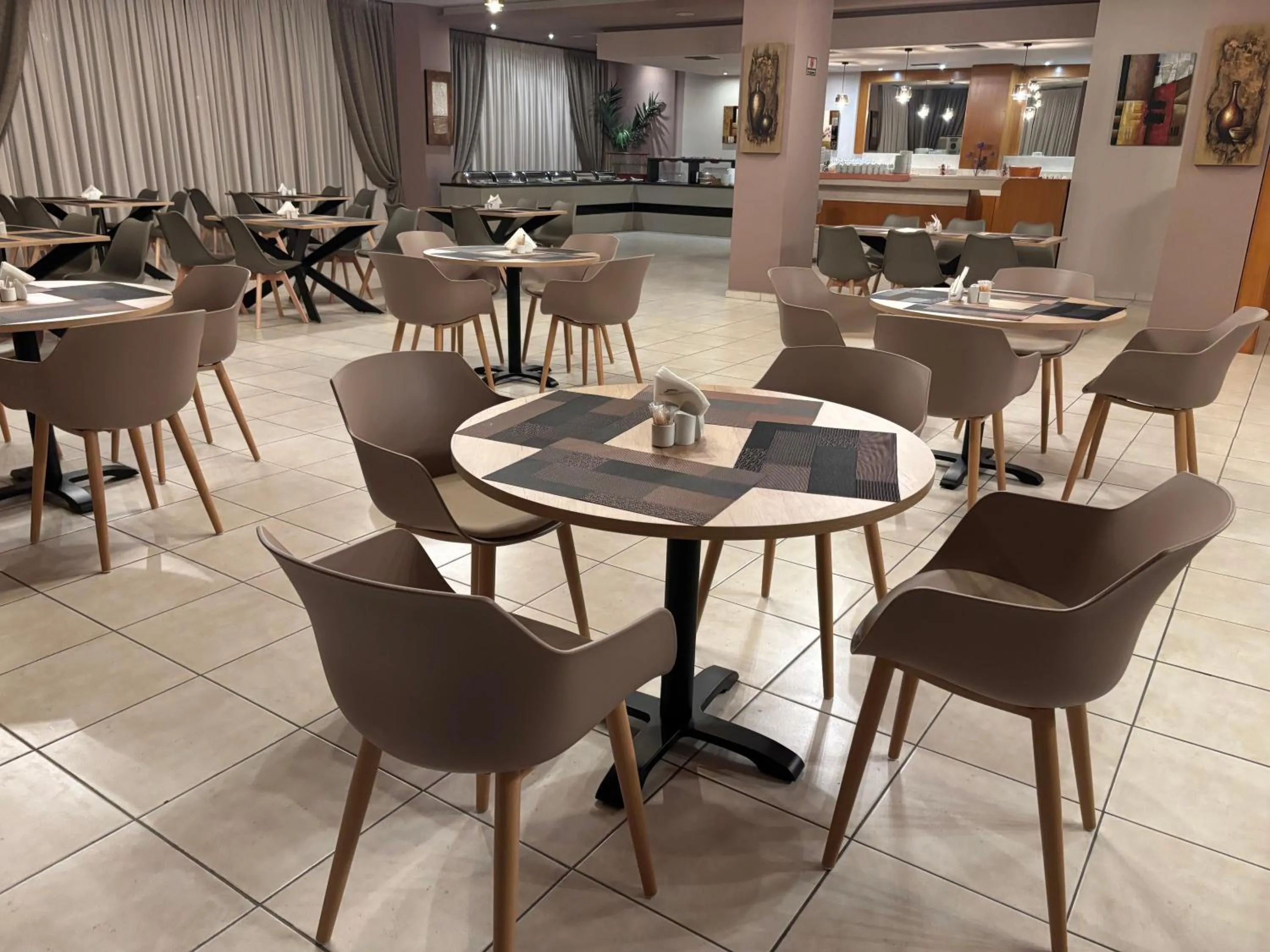 Restaurant/places to eat in Achillio Hotel