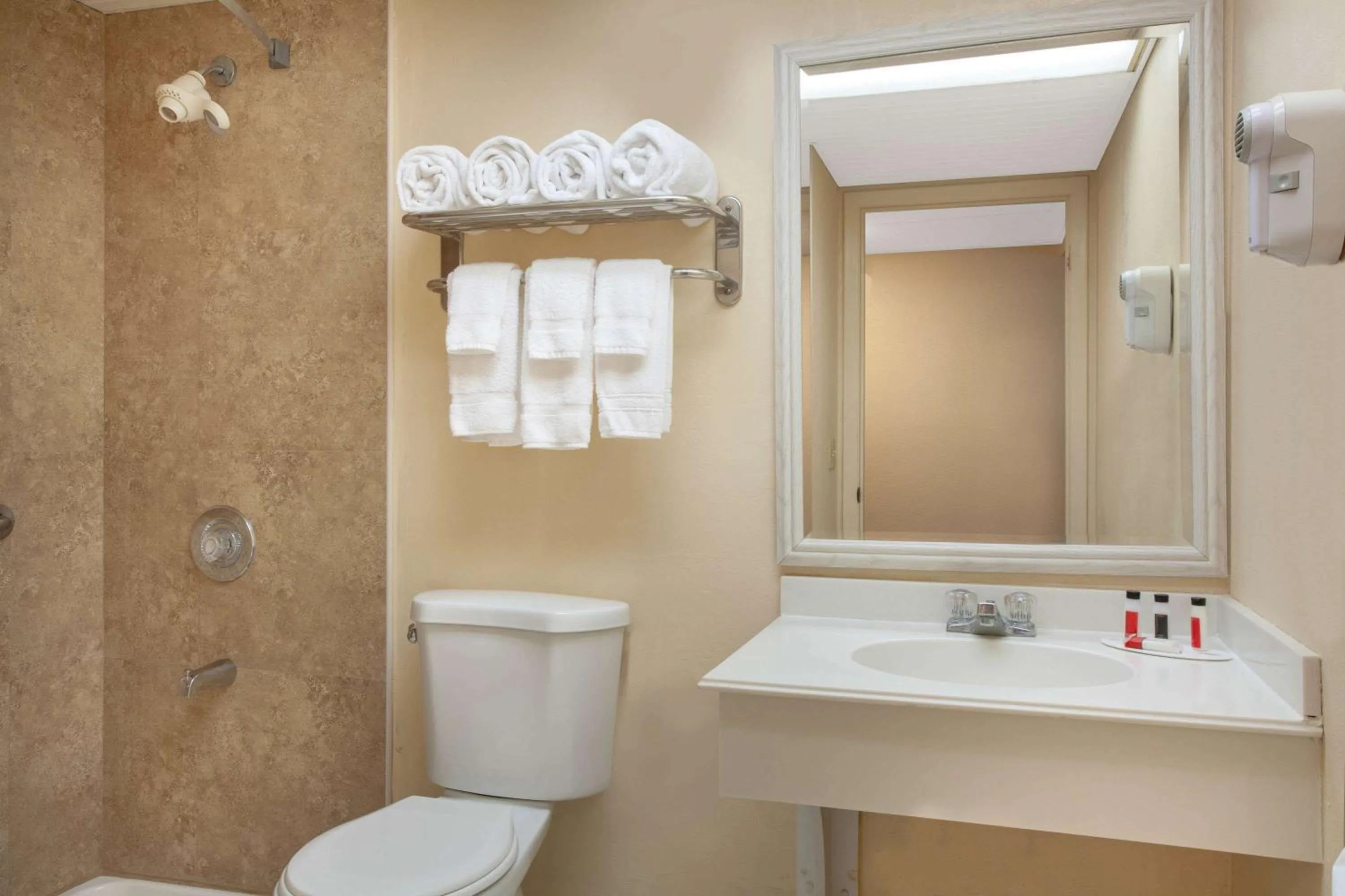 Bathroom in Space Coast Hotel Titusville-Kennedy Space Center