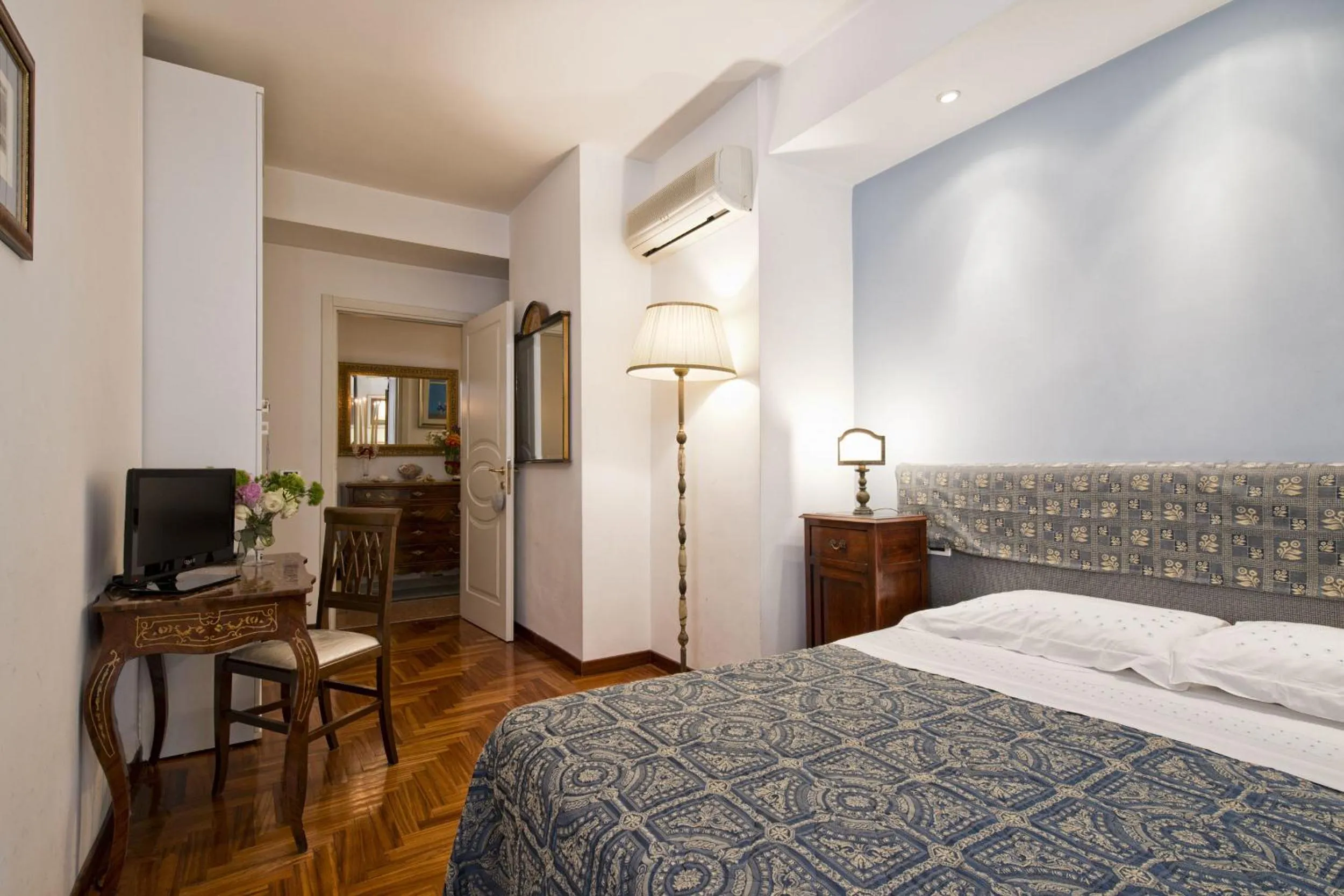 Decorative detail, Bed in B&B Le Sibille